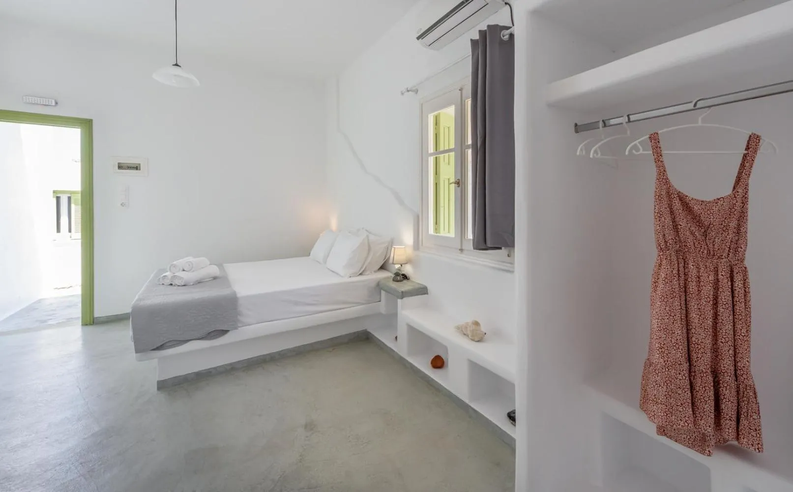 Bed in Pente Elies Milos