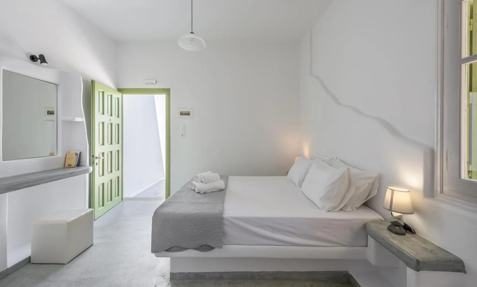 Bed in Pente Elies Milos