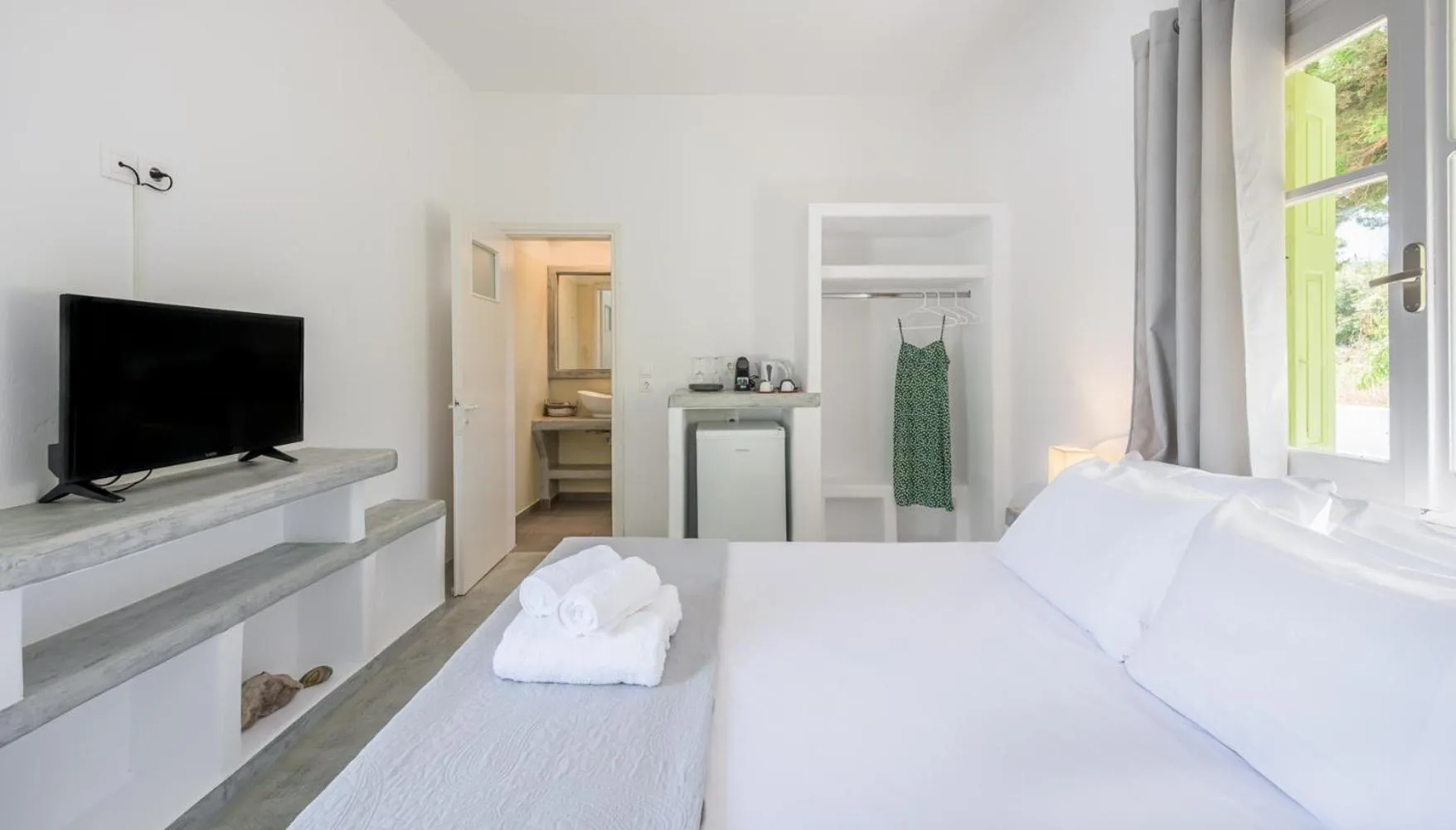 Bed in Pente Elies Milos