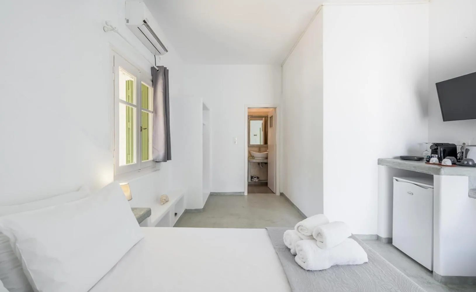 Bed in Pente Elies Milos