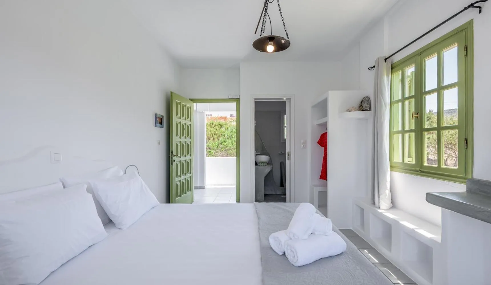 Bed in Pente Elies Milos