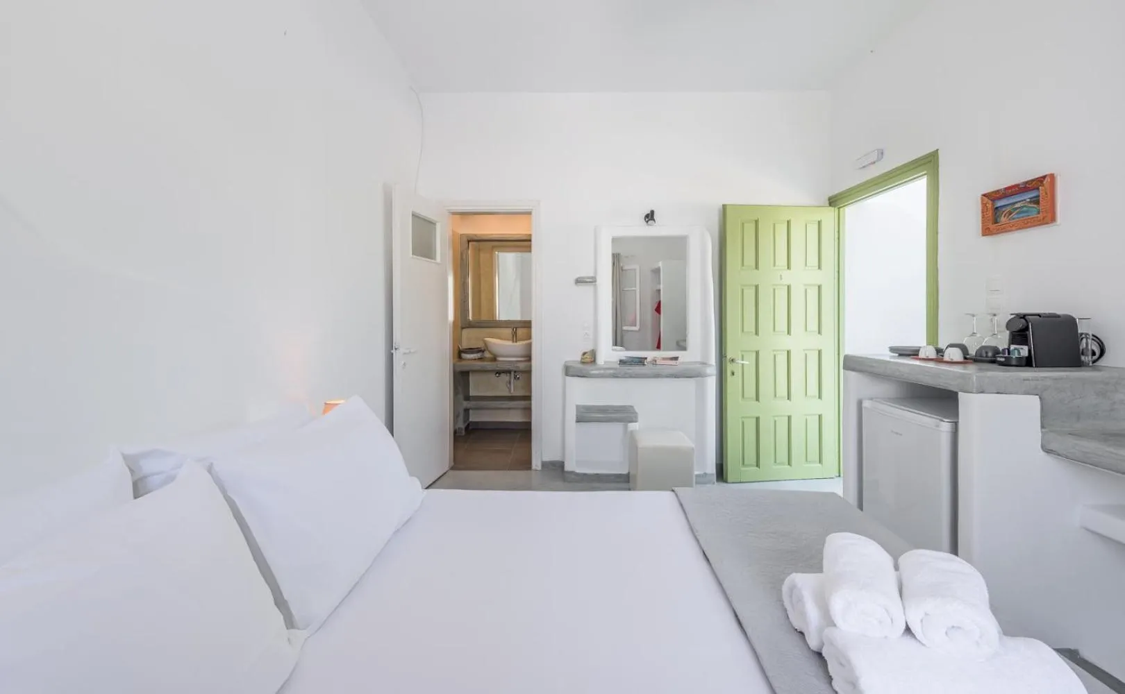 Bed in Pente Elies Milos