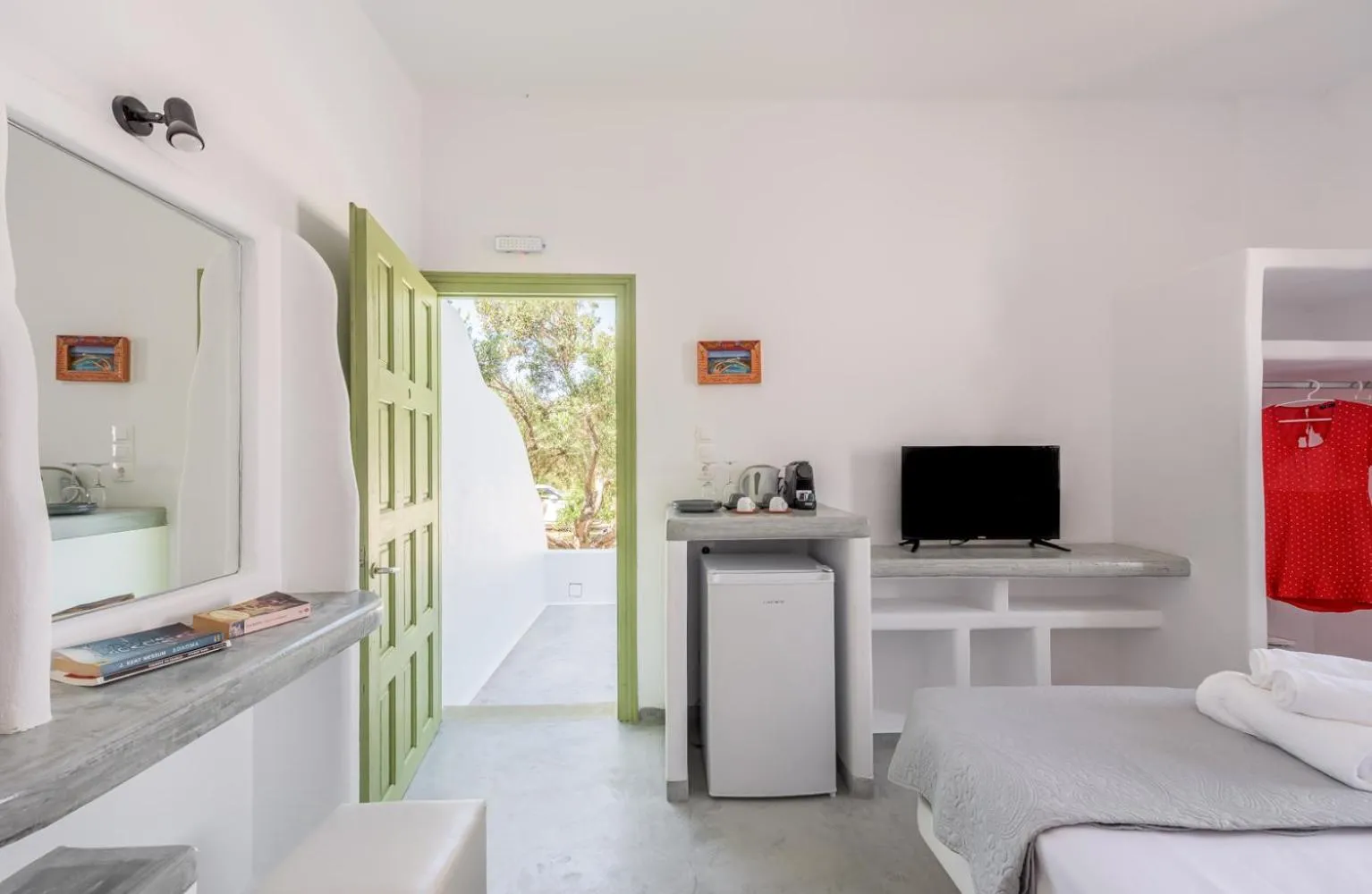 Bed in Pente Elies Milos