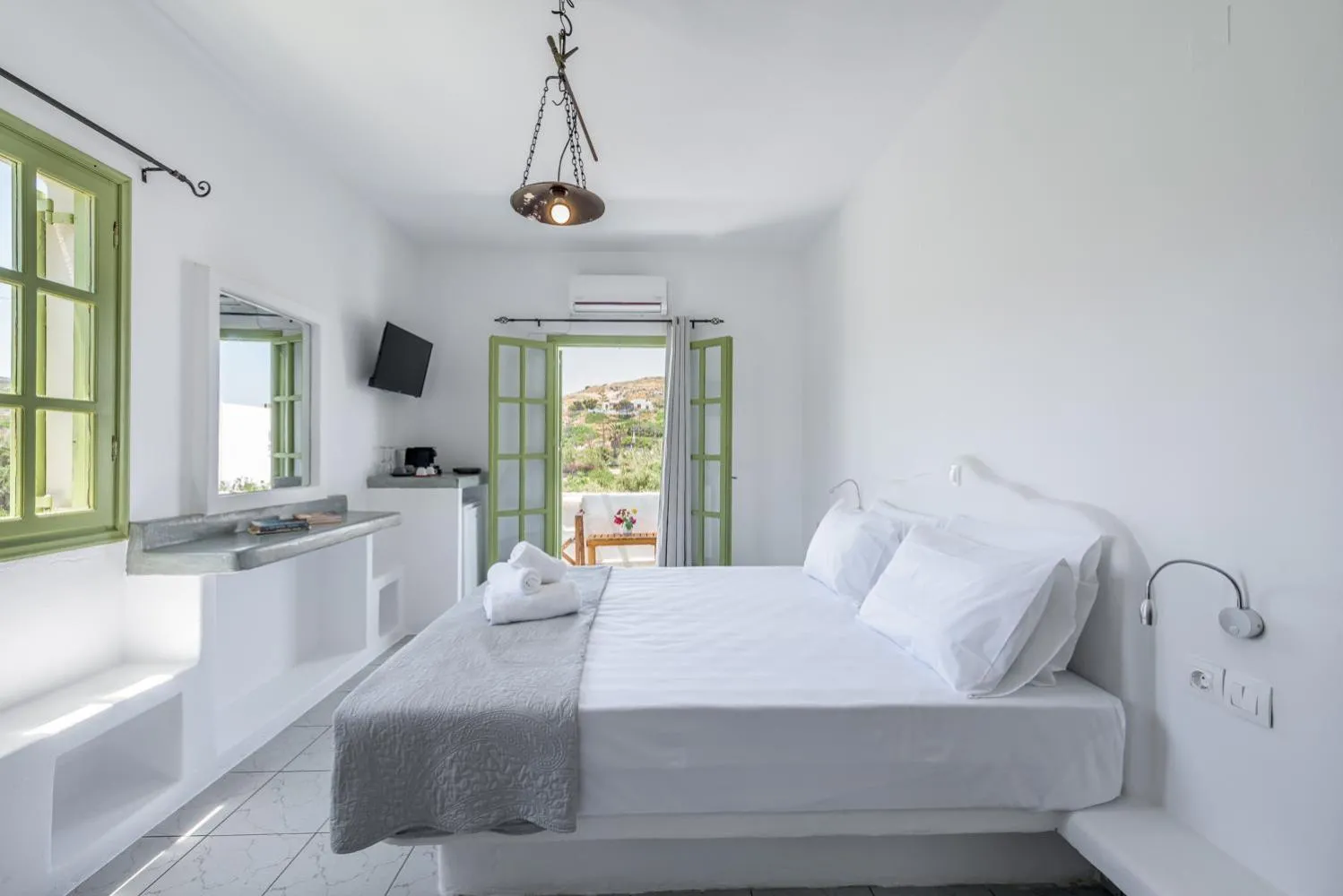 Bed in Pente Elies Milos