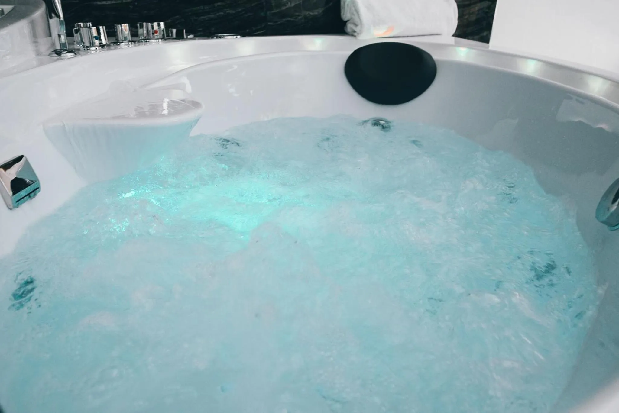 Hot Tub in Gregorio VII Luxury Suites