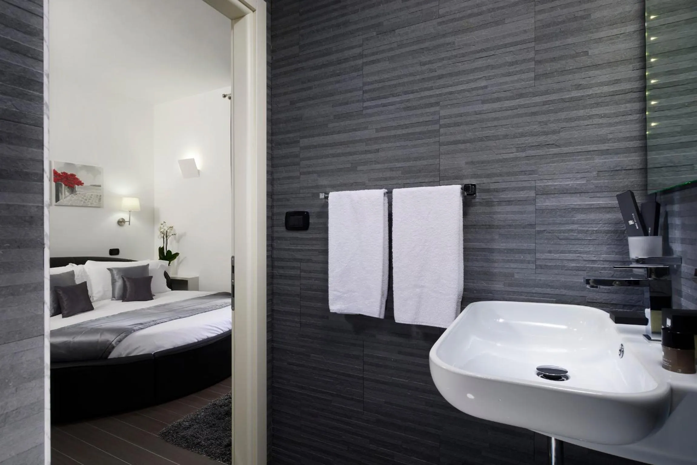 Bathroom, Bed in Gregorio VII Luxury Suites