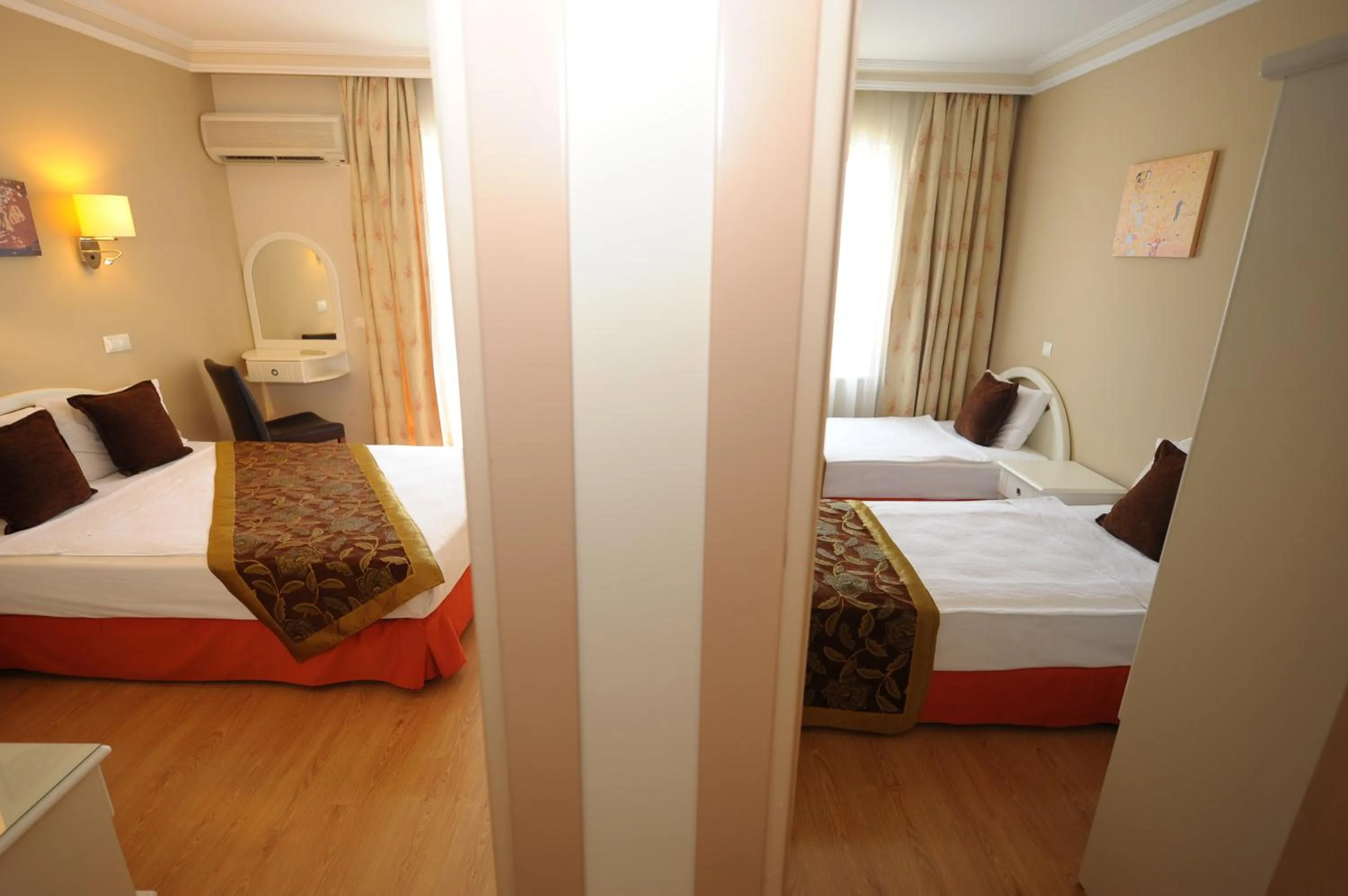 Bed in Suite Laguna Otel