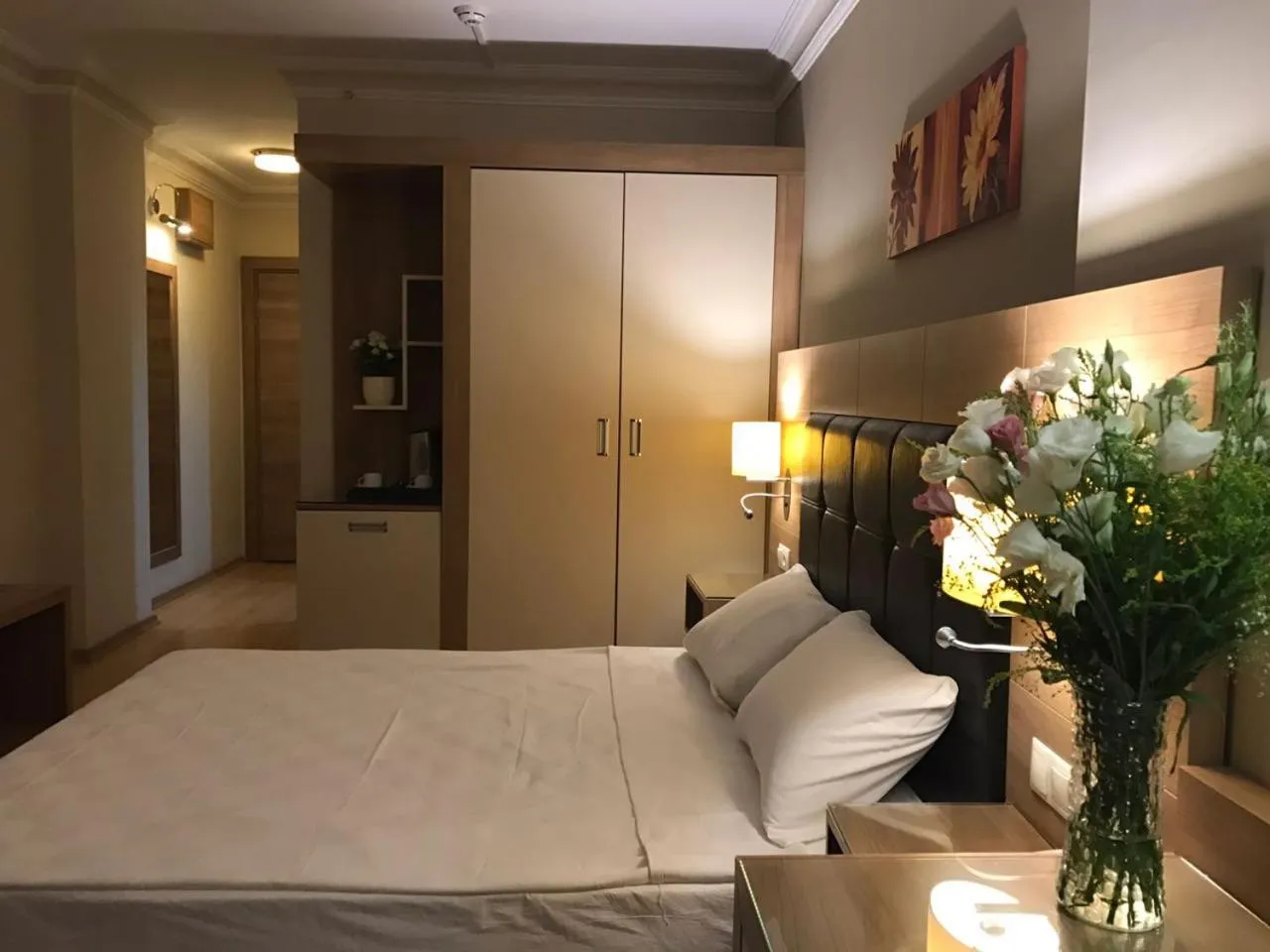 Photo of the whole room, Bed in Suite Laguna Otel