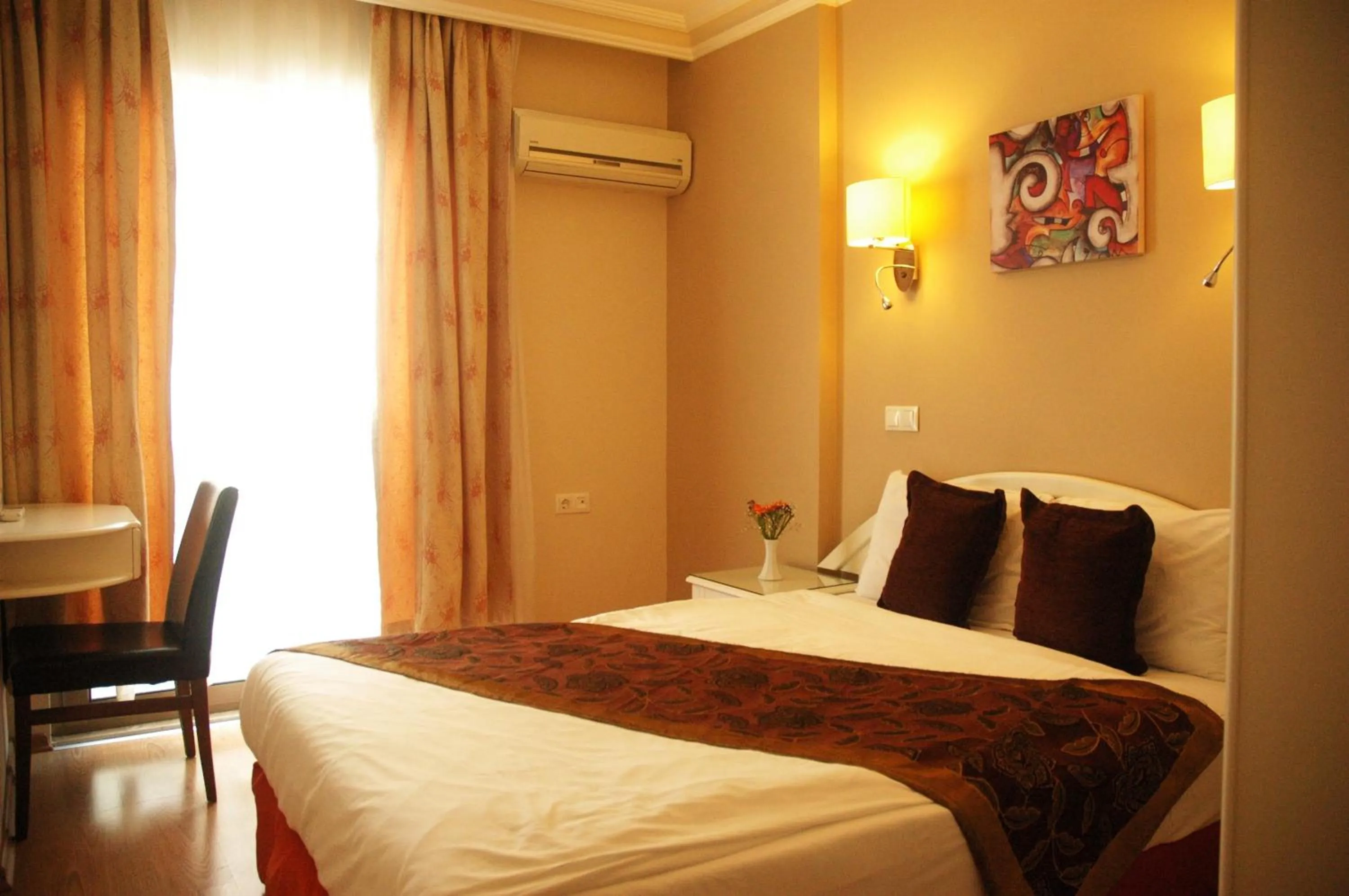 Bed in Suite Laguna Otel