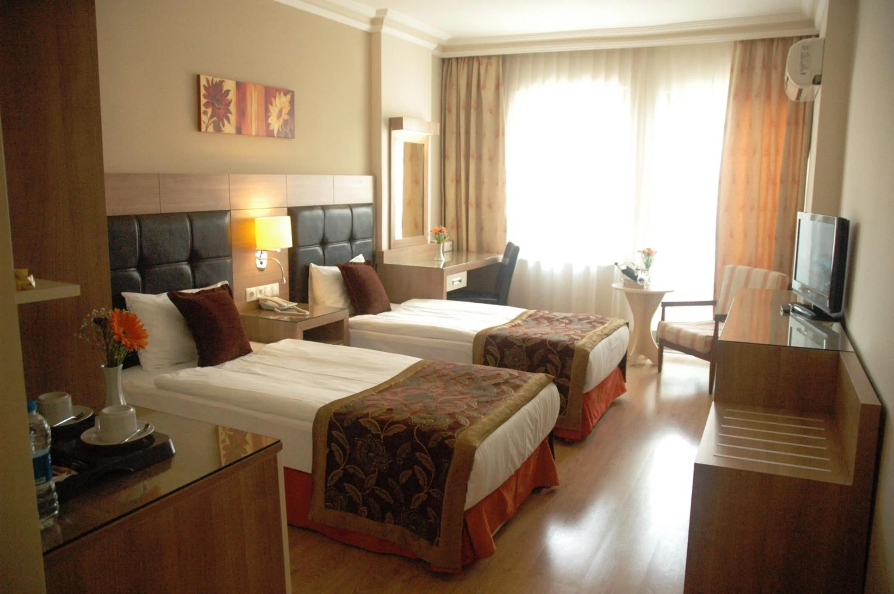 Photo of the whole room, Bed in Suite Laguna Otel