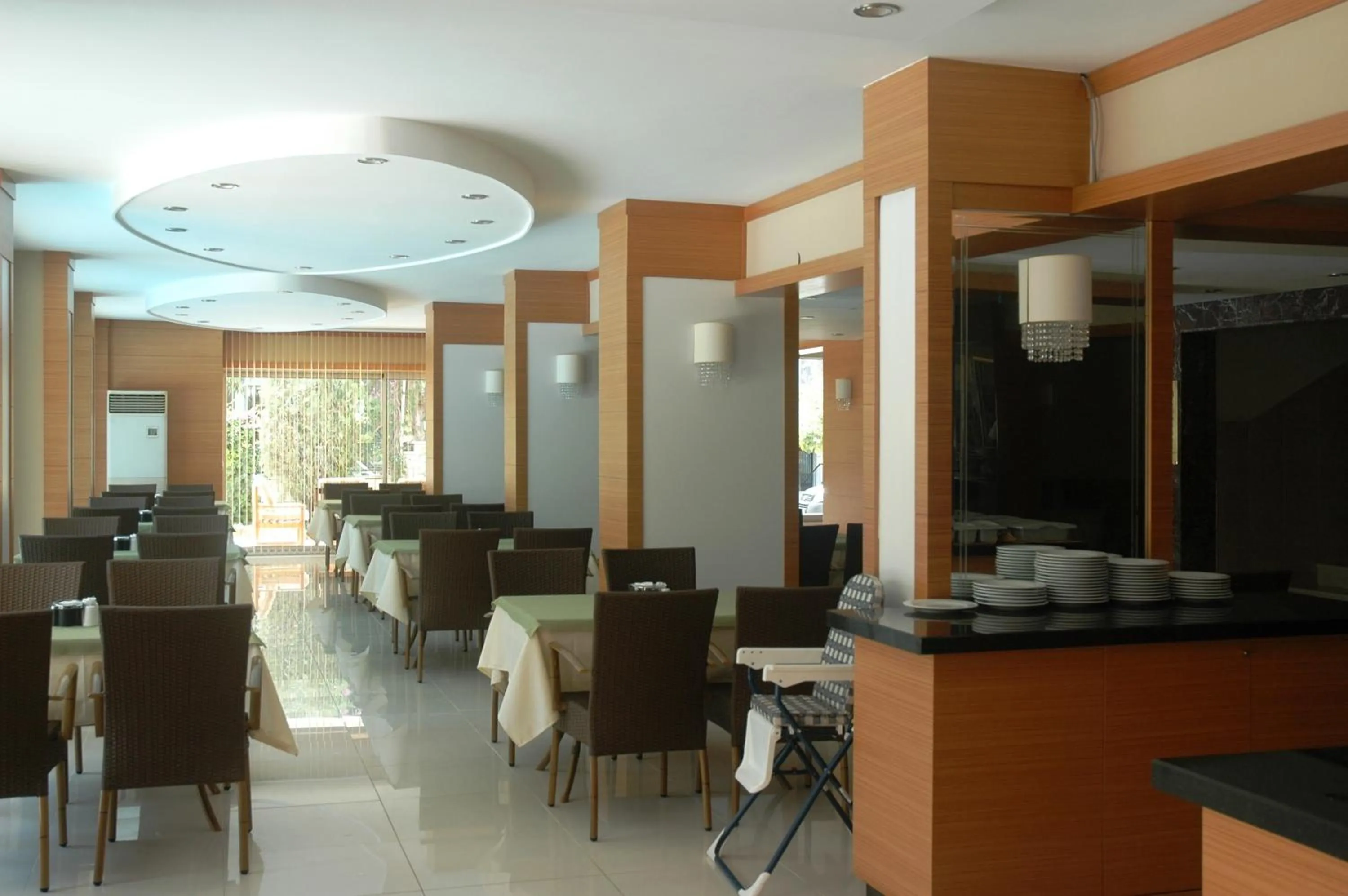 Restaurant/places to eat in Suite Laguna Otel