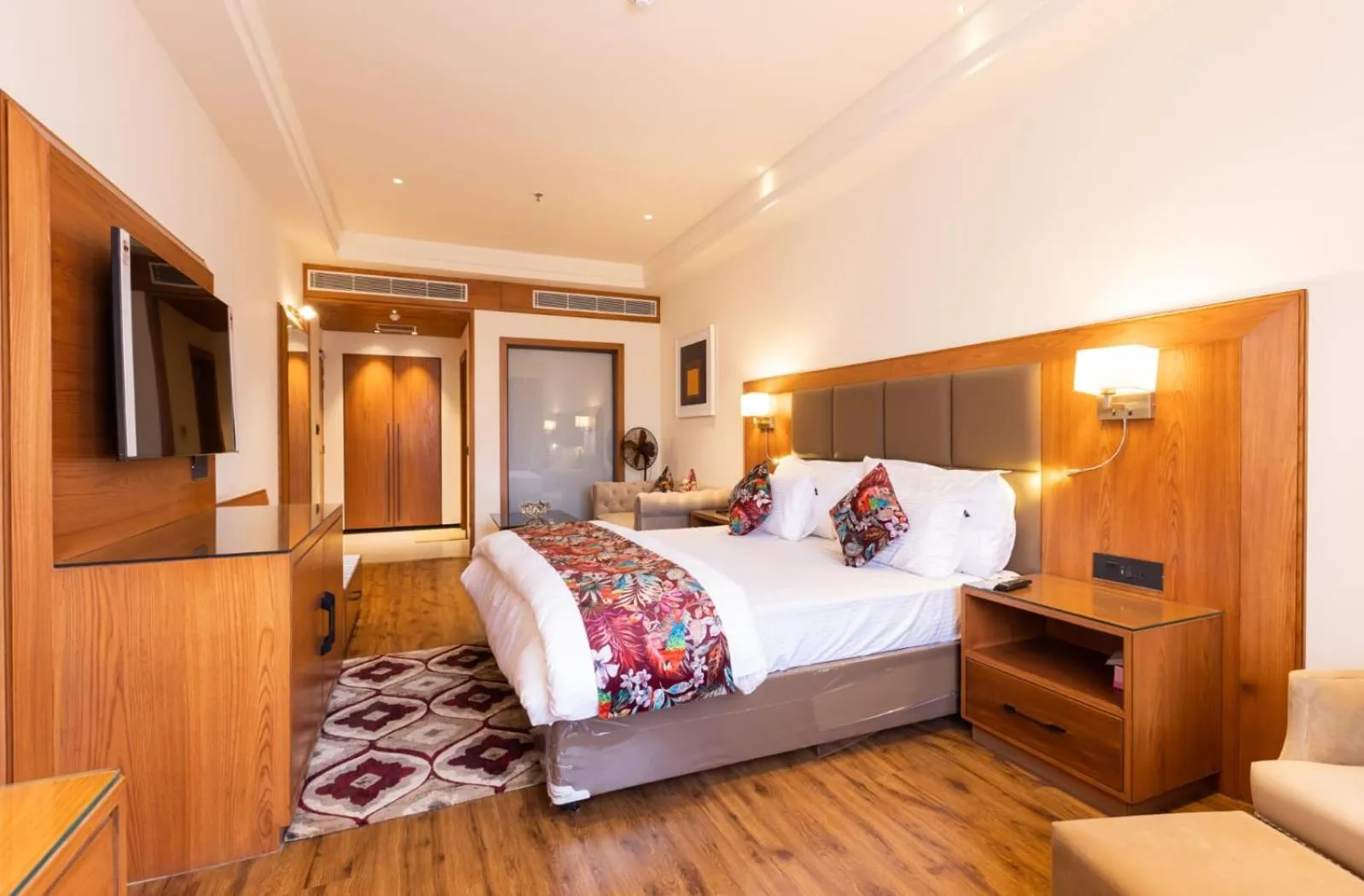 Living room, Bed in Clarks Inn Express Ludhiana