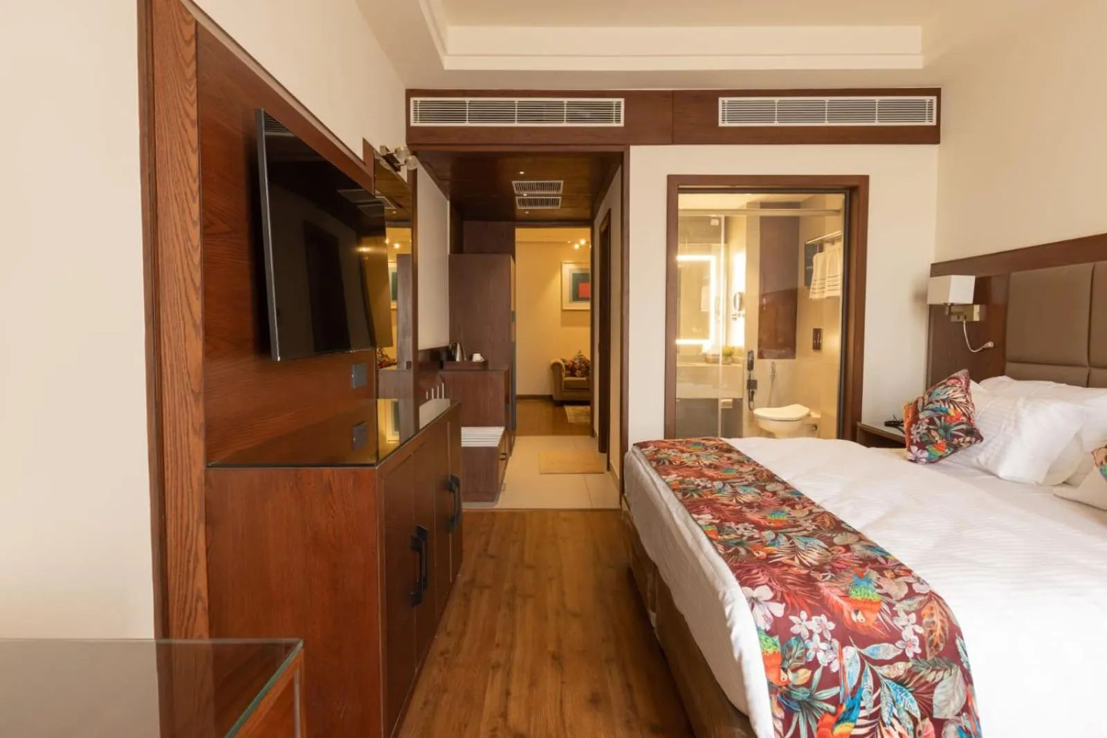 Communal lounge/ TV room, Bed in Clarks Inn Express Ludhiana