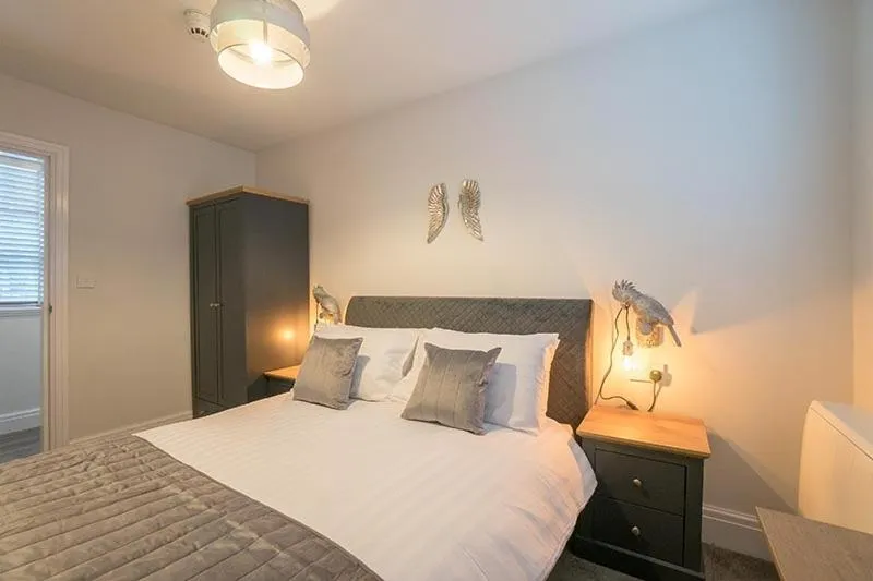 Bed in The Queens Arms Apartments
