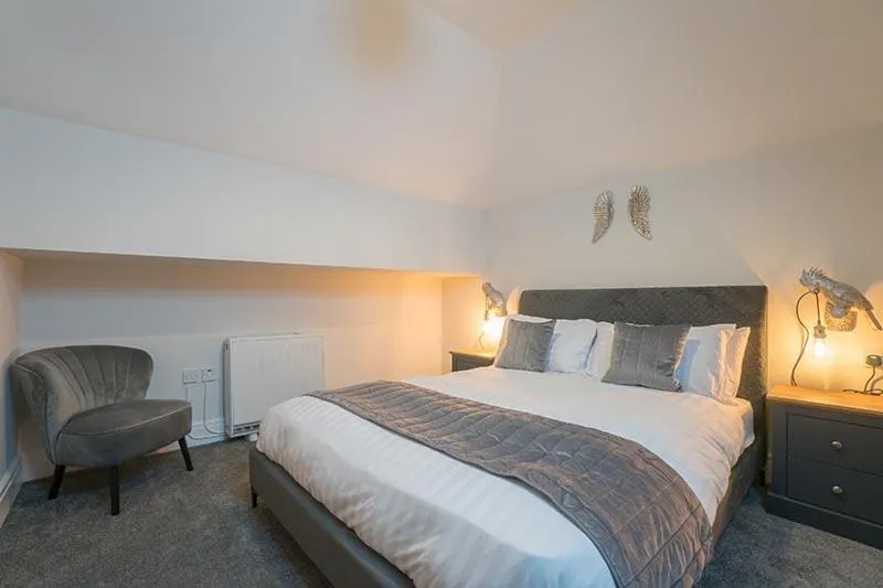 Bed in The Queens Arms Apartments