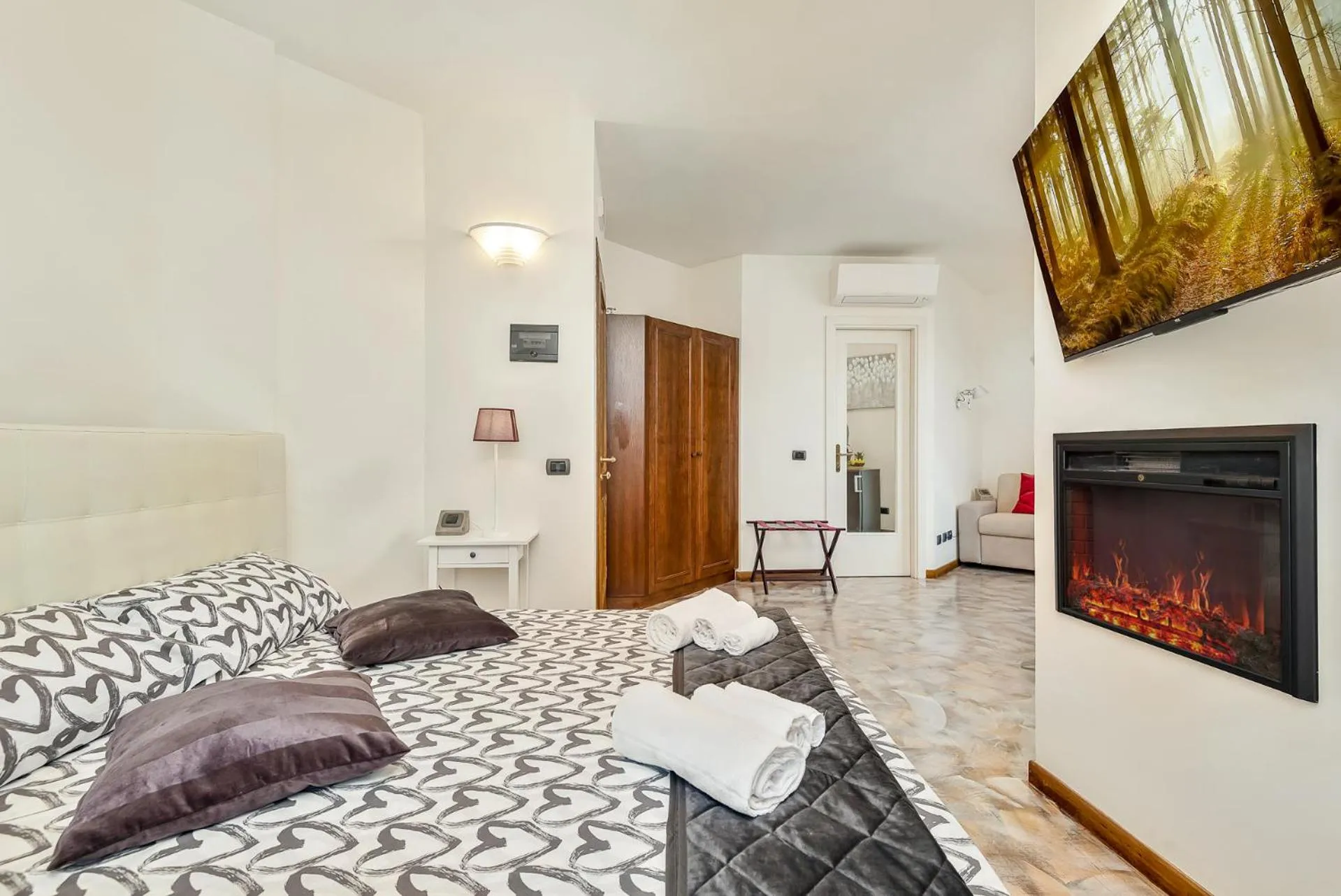 Communal lounge/ TV room, Bed in Hotel la Pietra restaurant