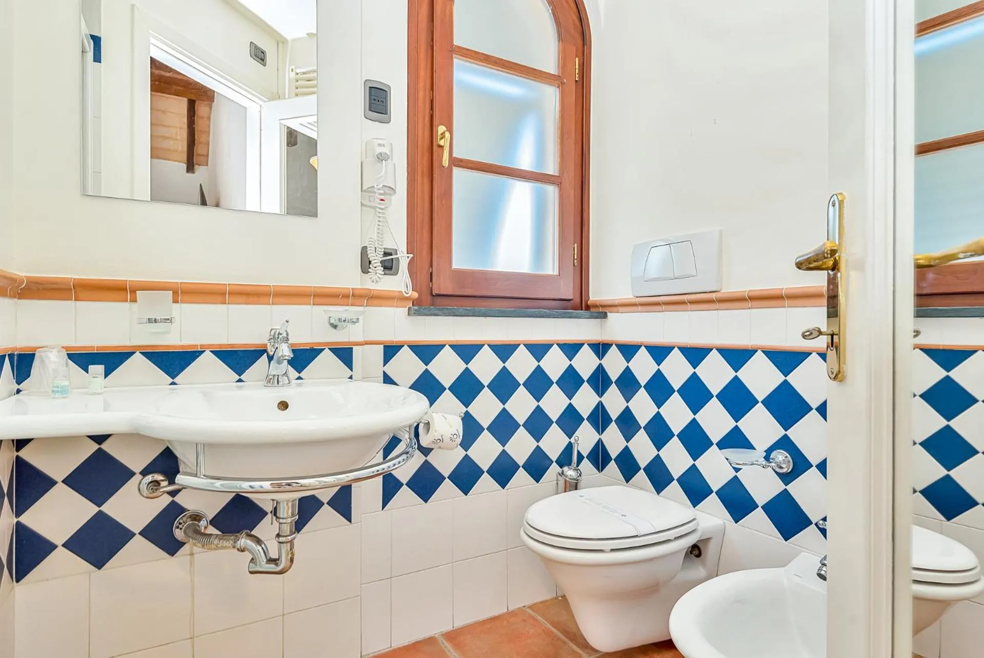Shower in Hotel la Pietra restaurant