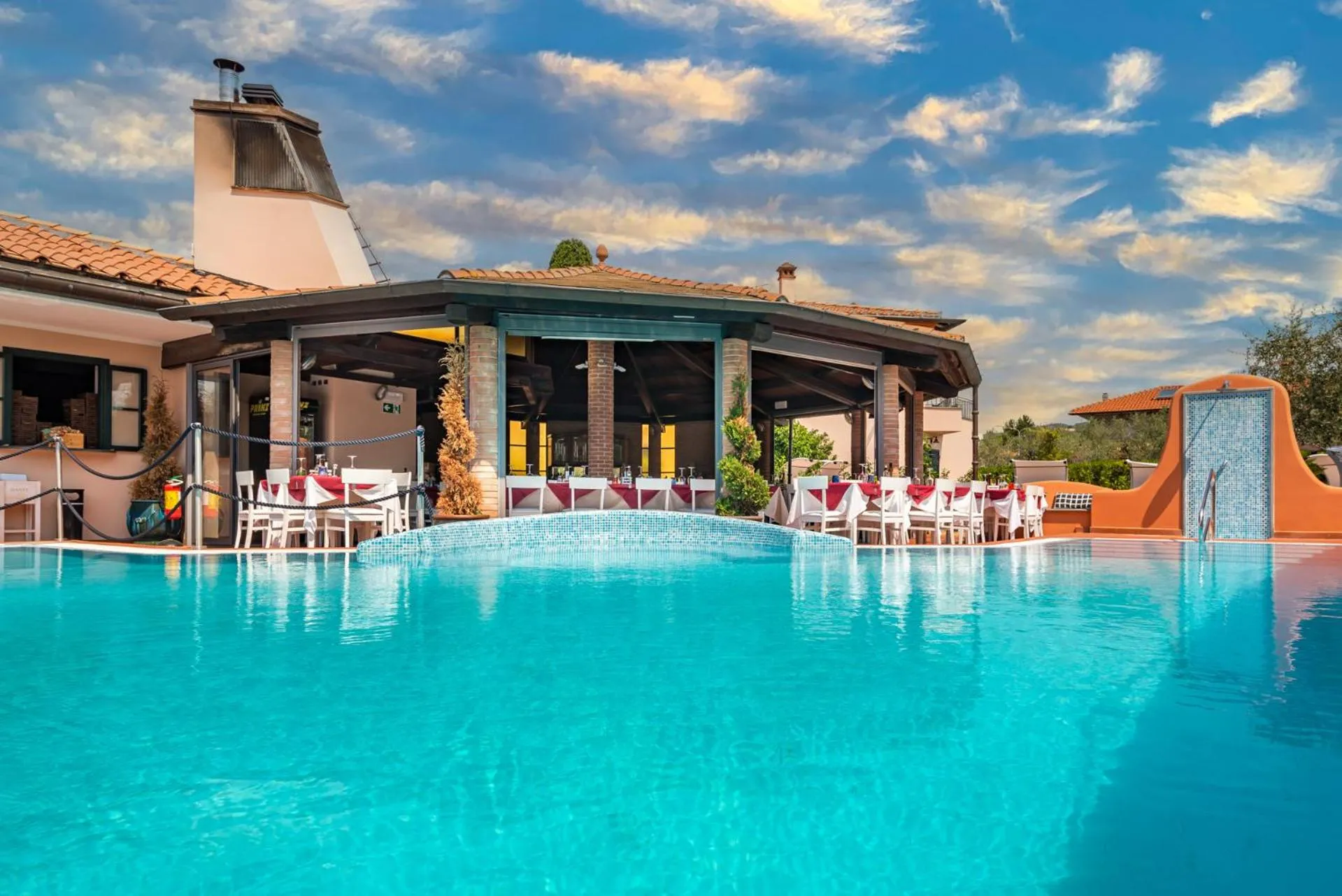 Swimming pool in Hotel la Pietra restaurant