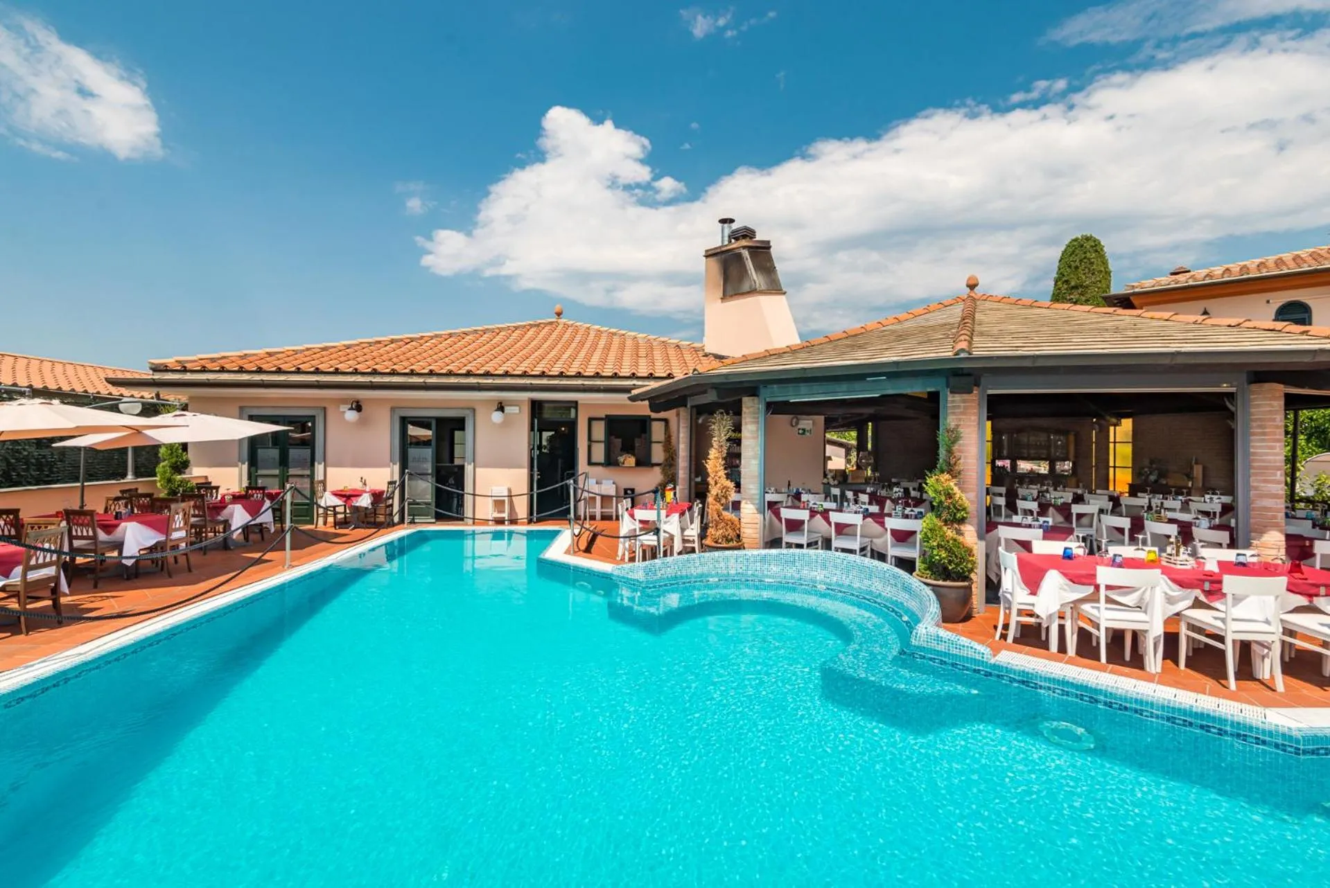 Swimming pool in Hotel la Pietra restaurant