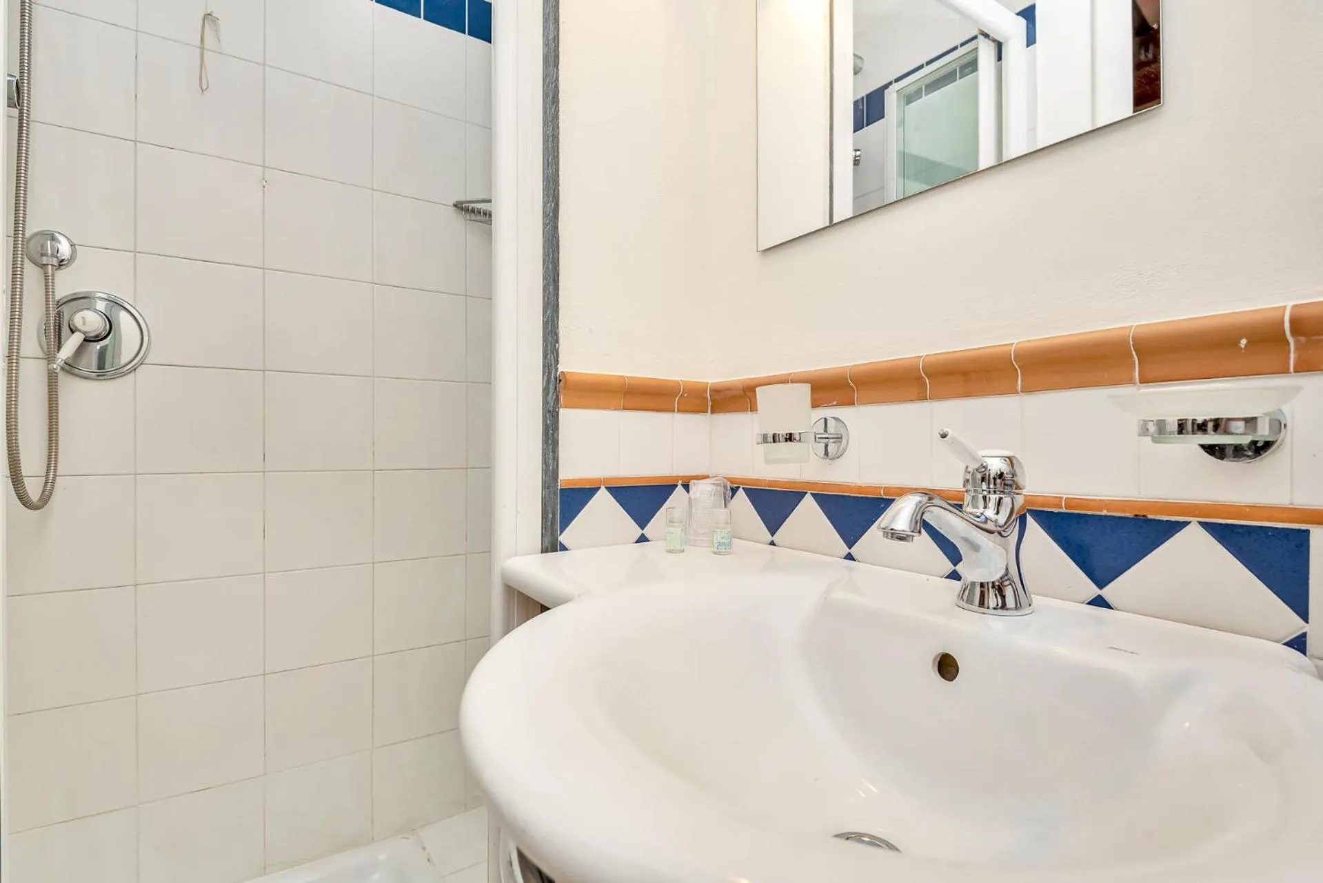 Shower in Hotel la Pietra restaurant
