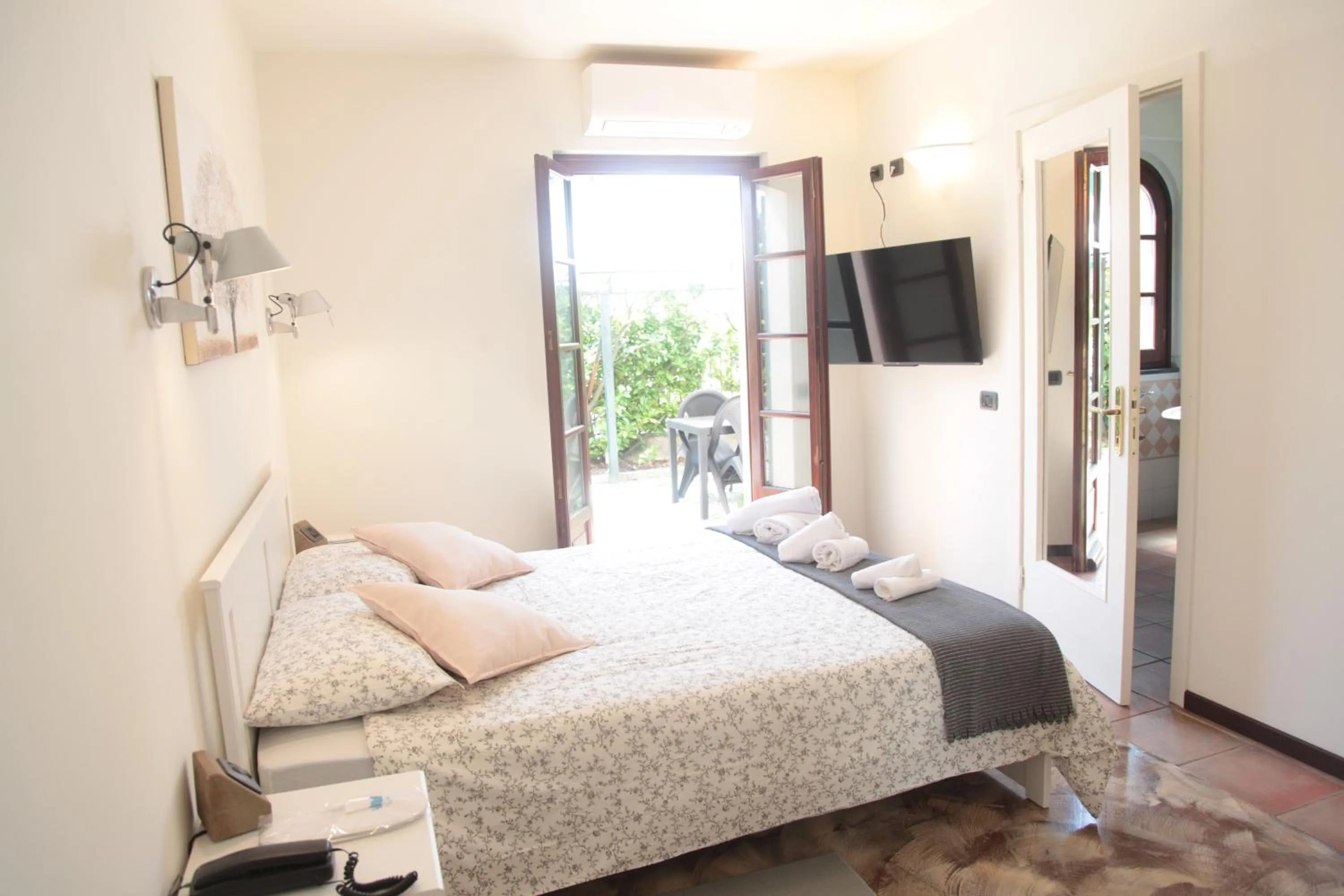 Communal lounge/ TV room, Bed in Hotel la Pietra restaurant