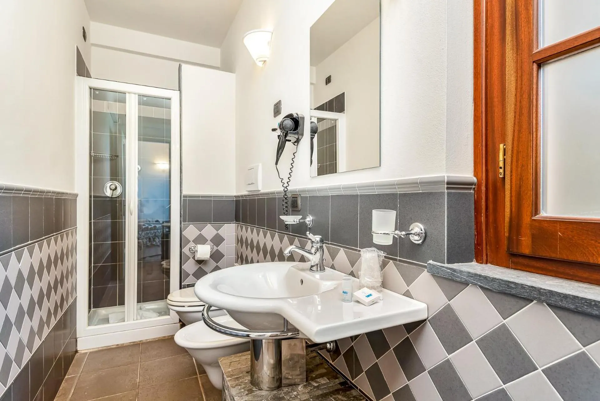 Shower in Hotel la Pietra restaurant