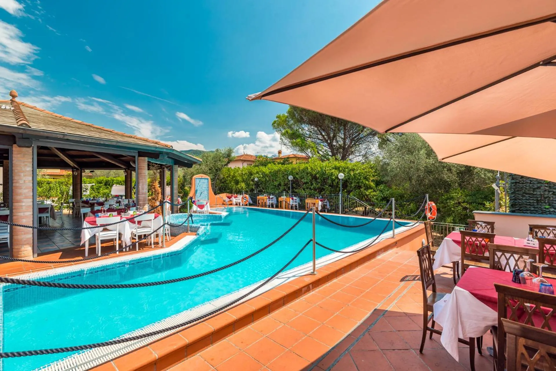 Swimming pool in Hotel la Pietra restaurant