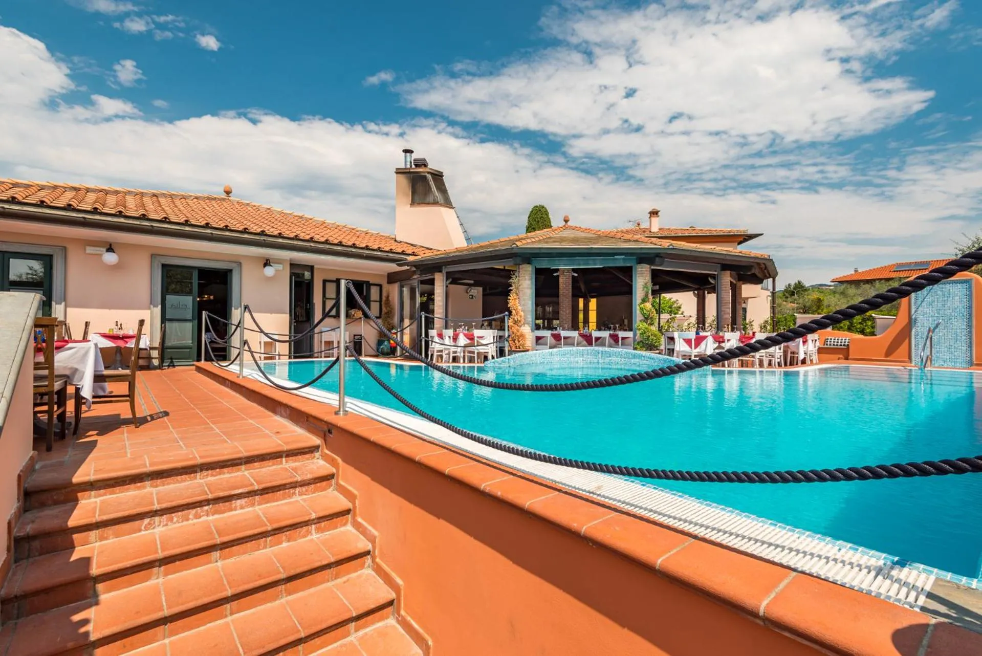 Swimming pool in Hotel la Pietra restaurant