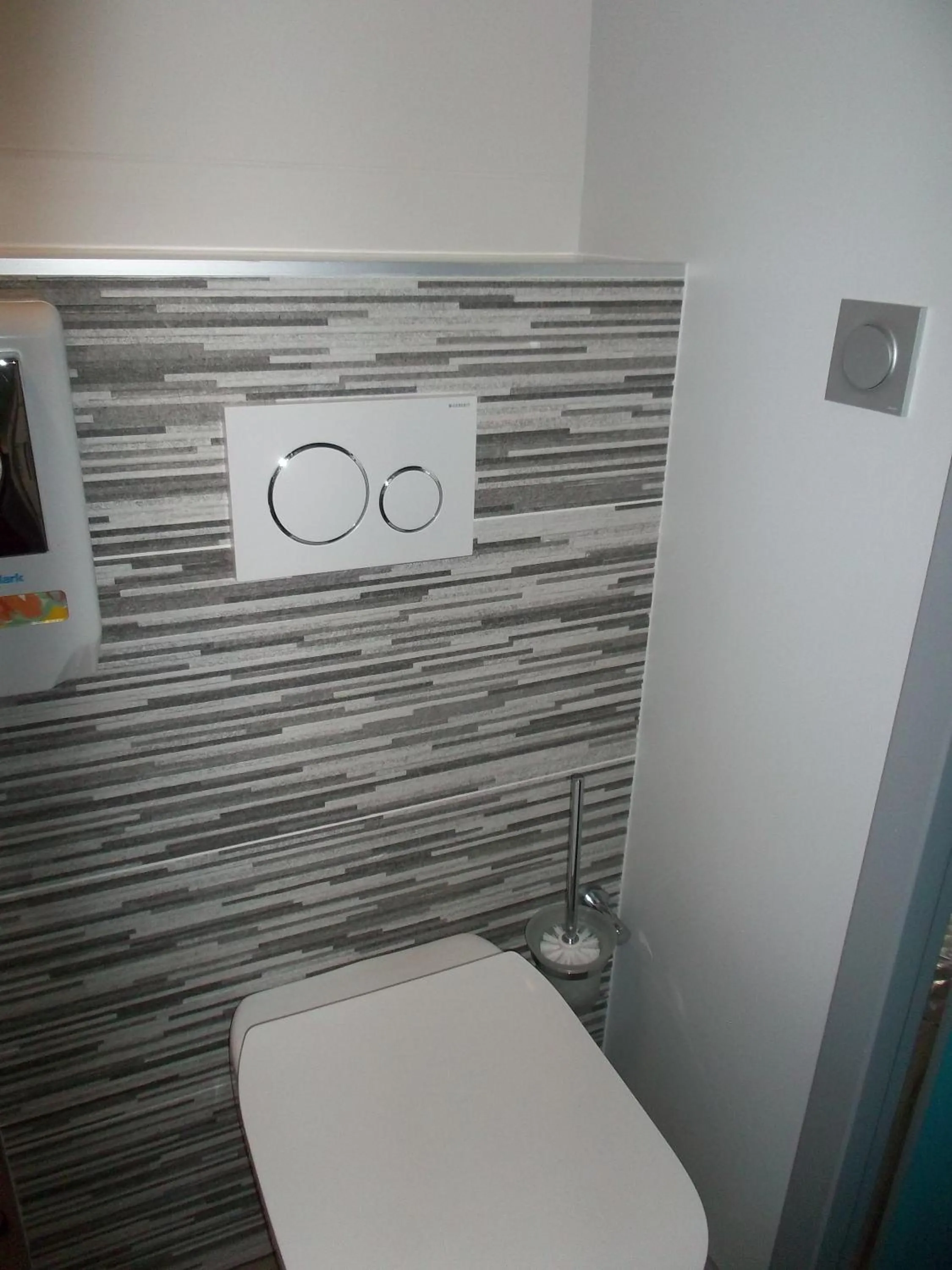 Toilet in Hôtel de la Grotte