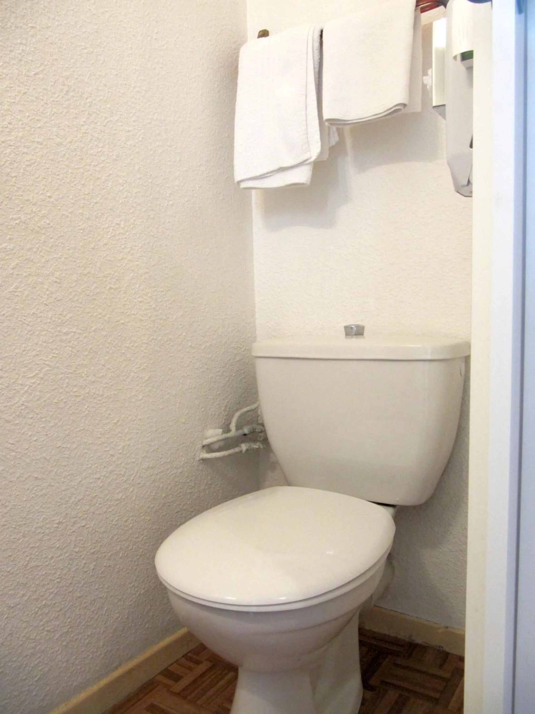 Toilet in Hôtel de la Grotte