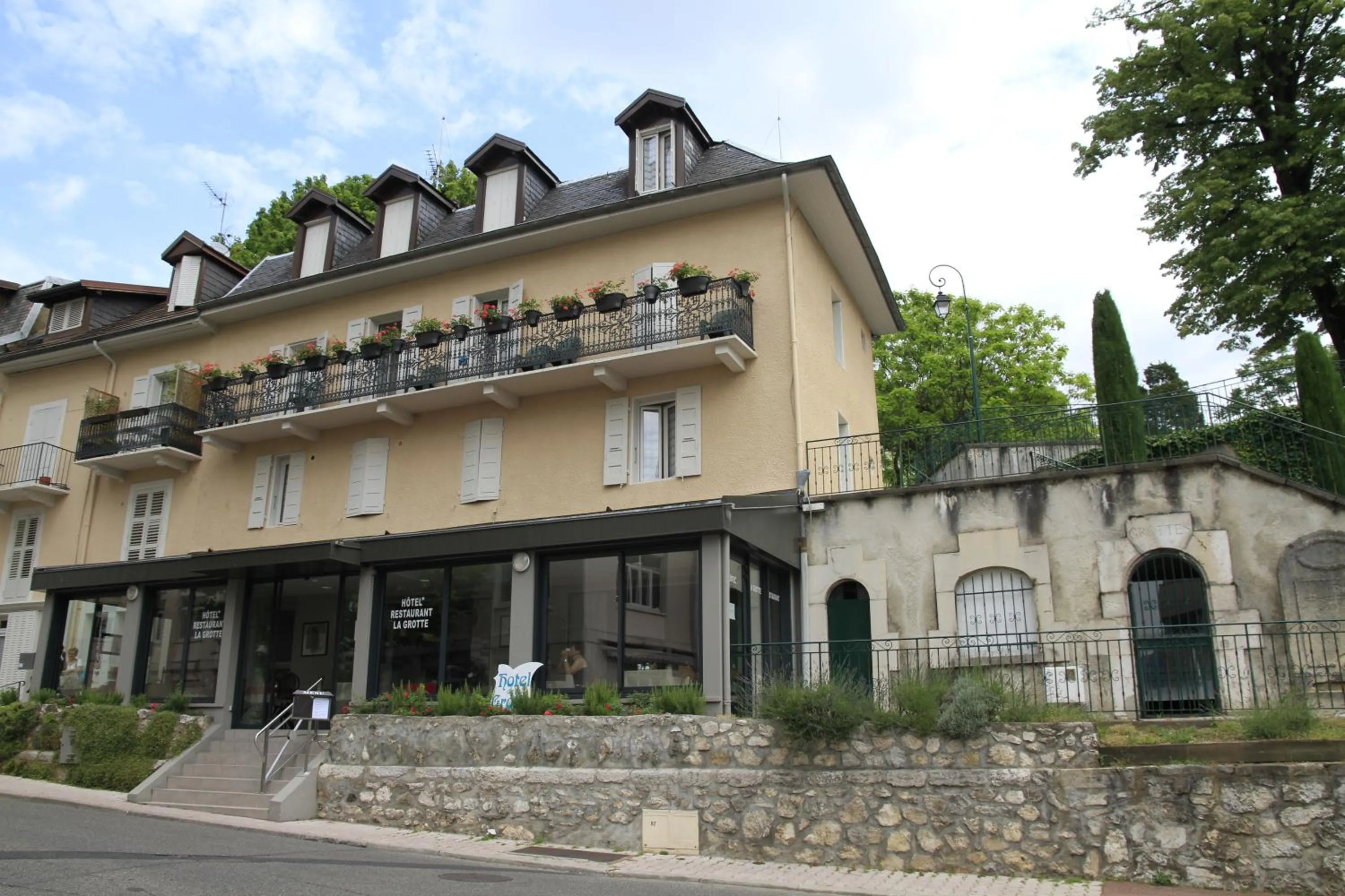 Facade/entrance in Hôtel de la Grotte