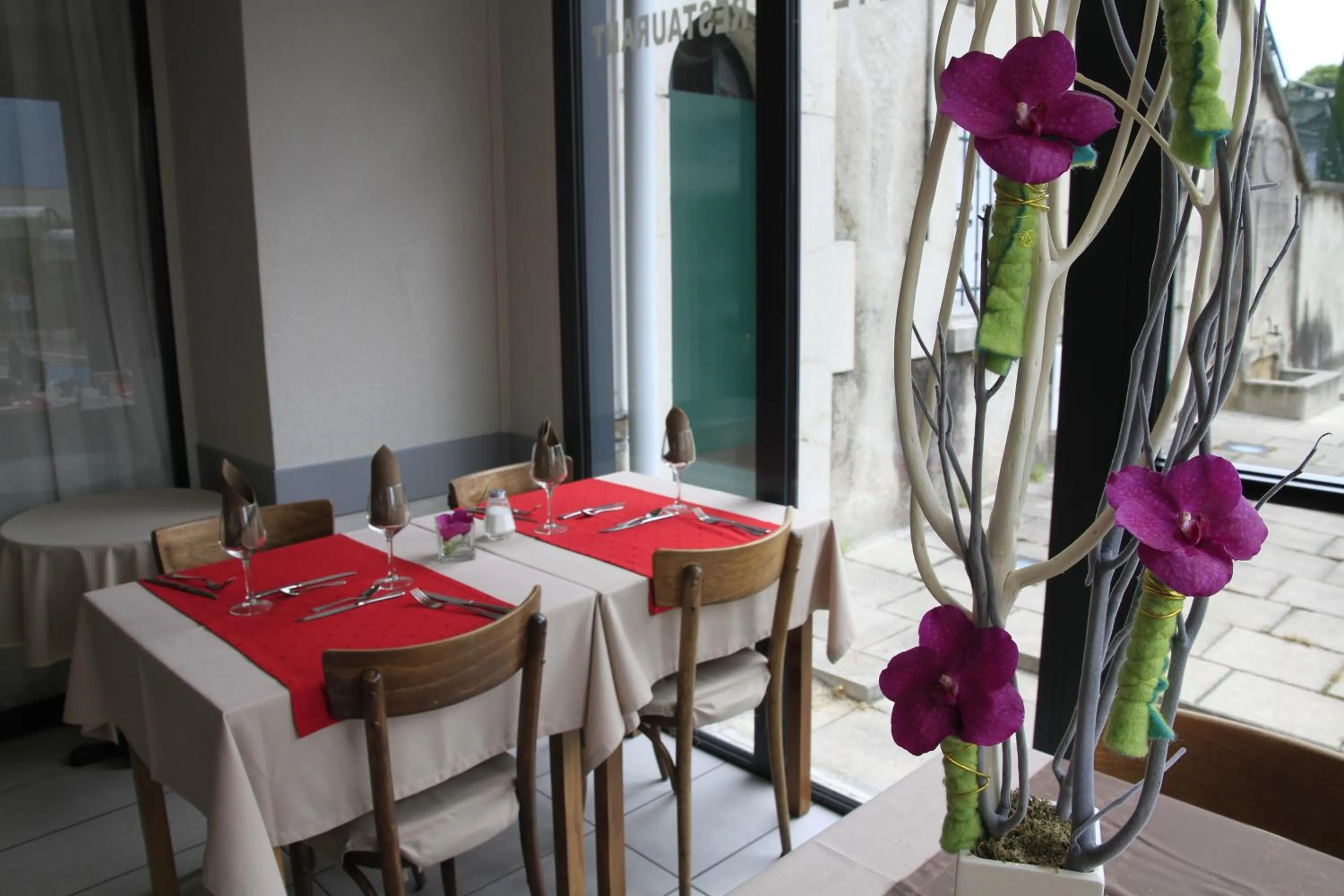 Restaurant/places to eat in Hôtel de la Grotte