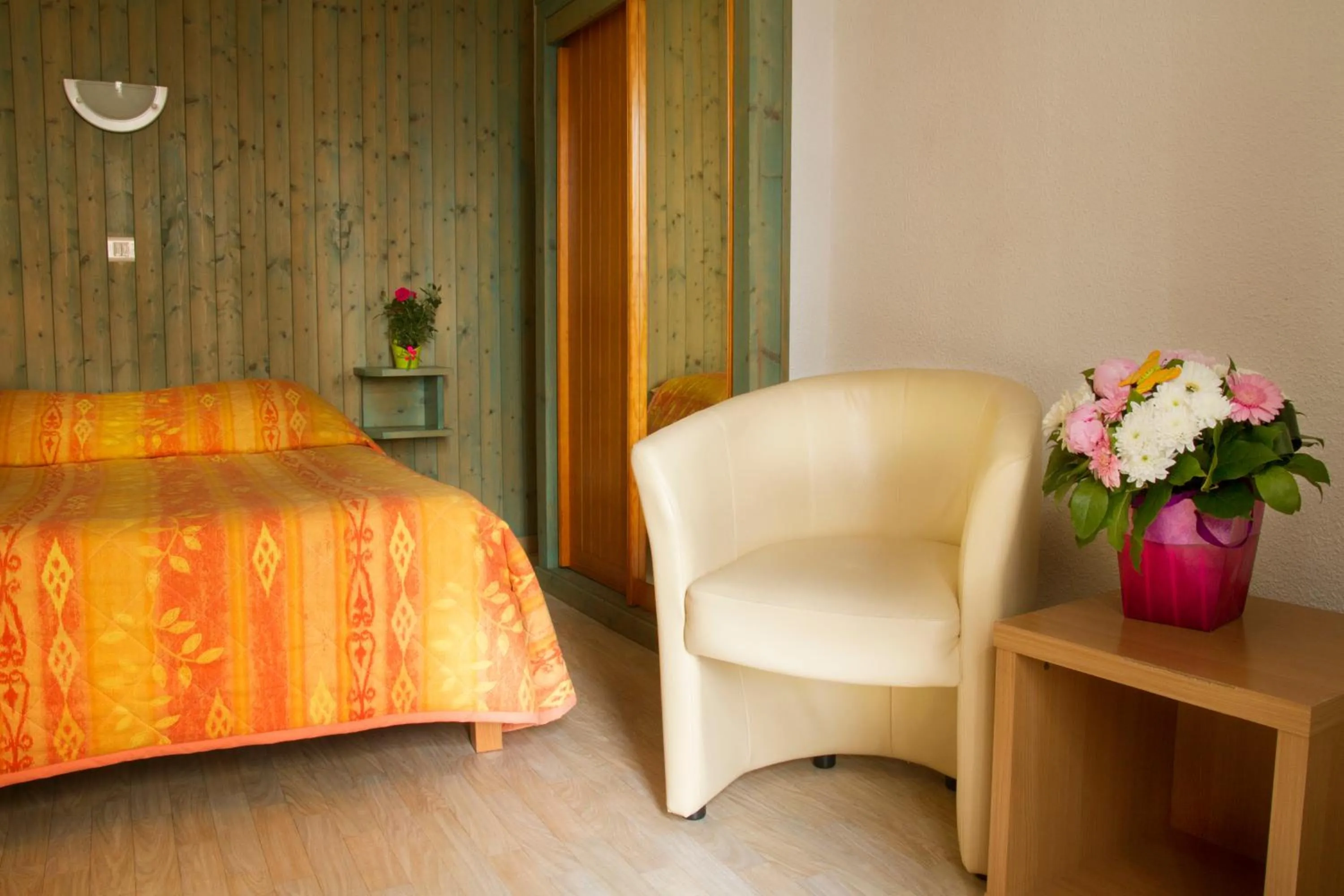 Photo of the whole room, Bed in Hôtel de la Grotte