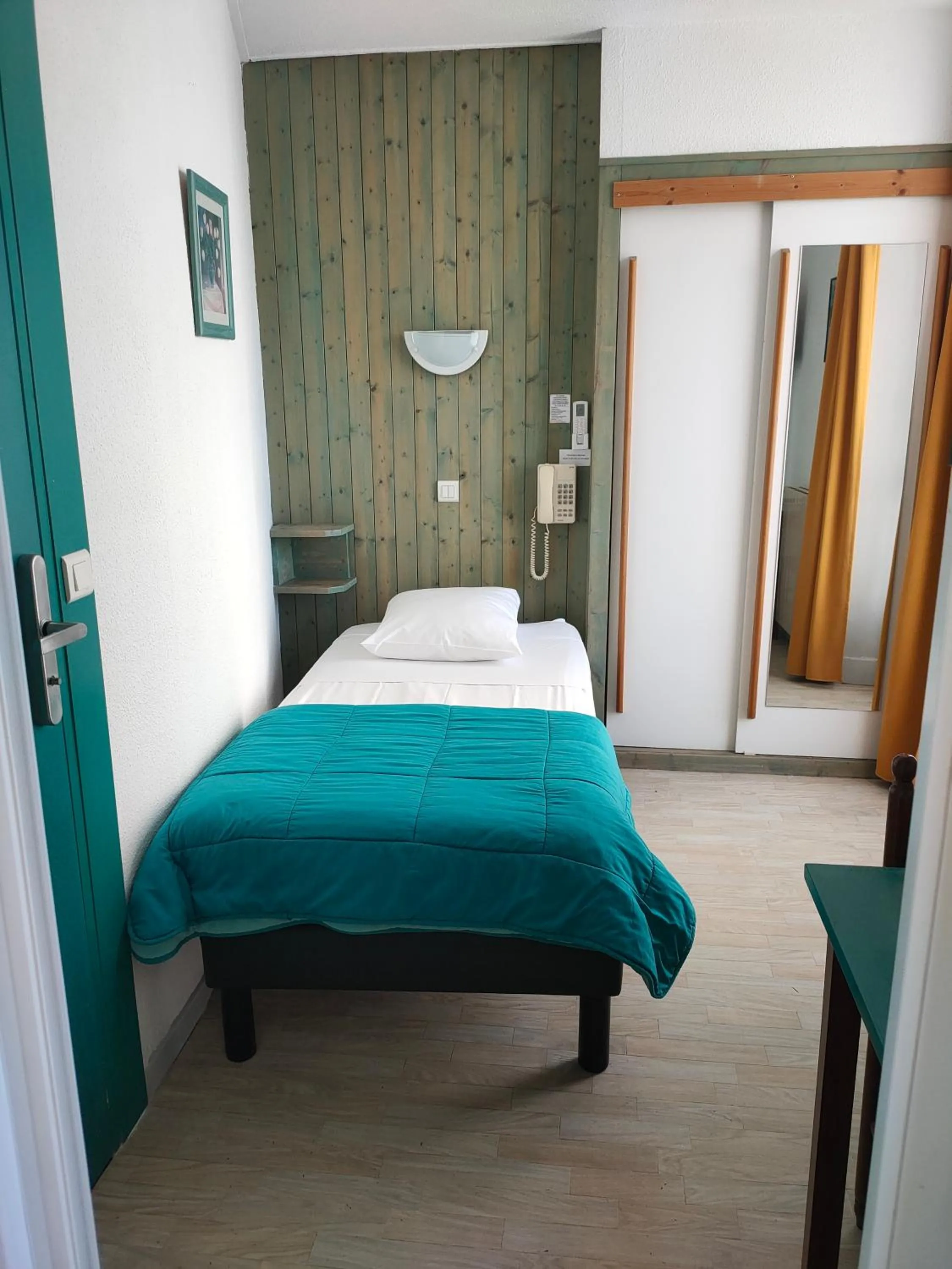 Photo of the whole room, Bed in Hôtel de la Grotte