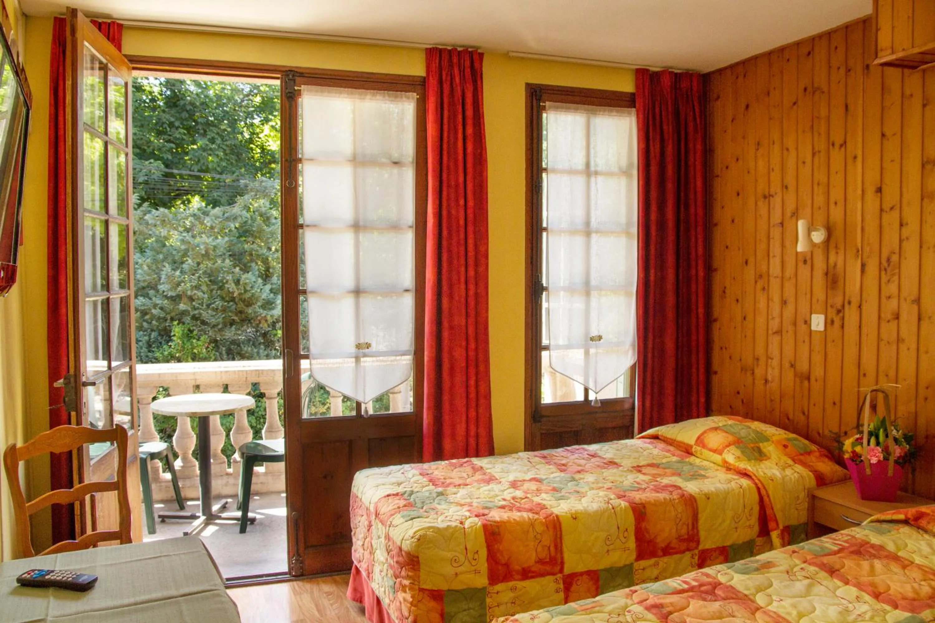 Garden, Bed in Hôtel de la Grotte