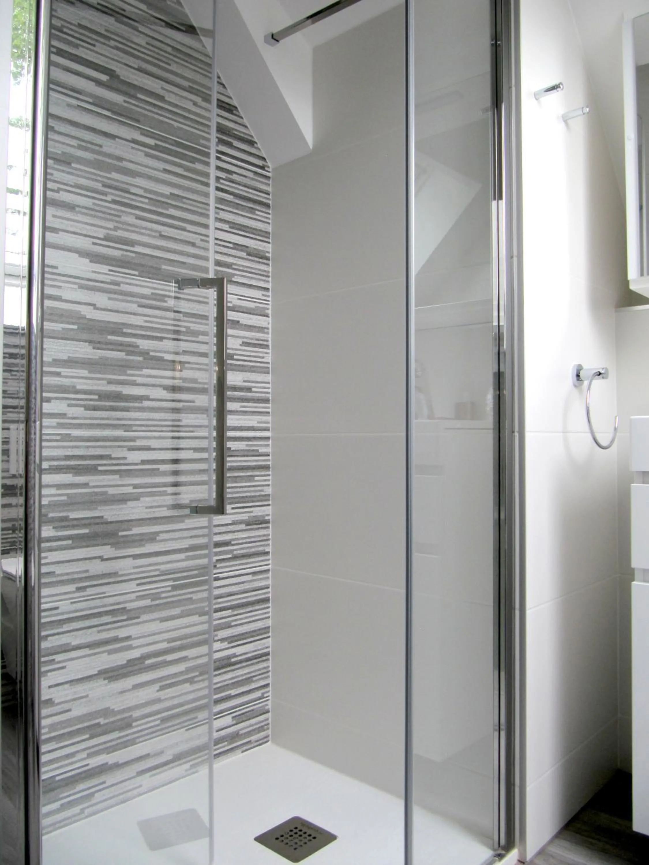 Shower in Hôtel de la Grotte