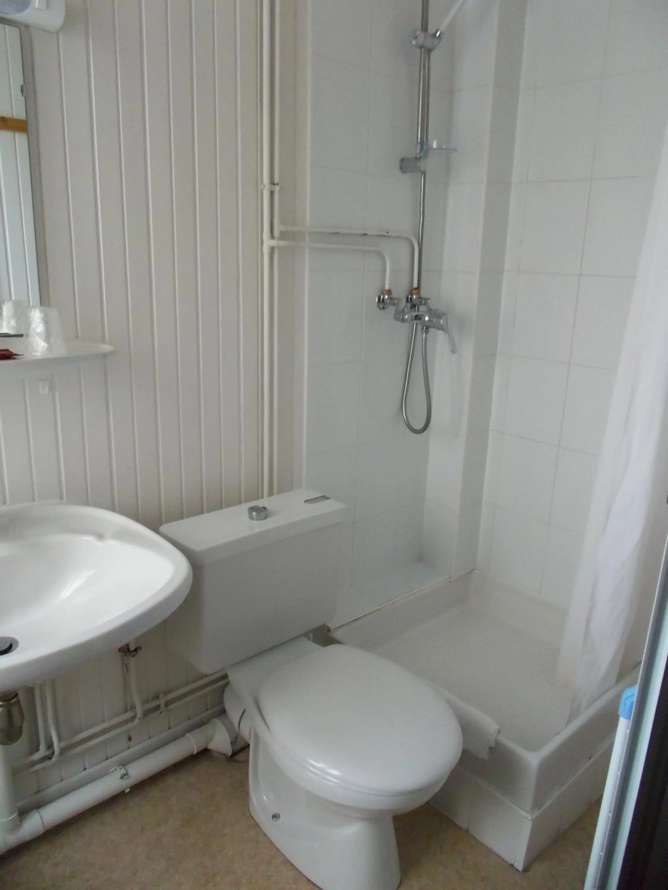 Shower in Hôtel de la Grotte