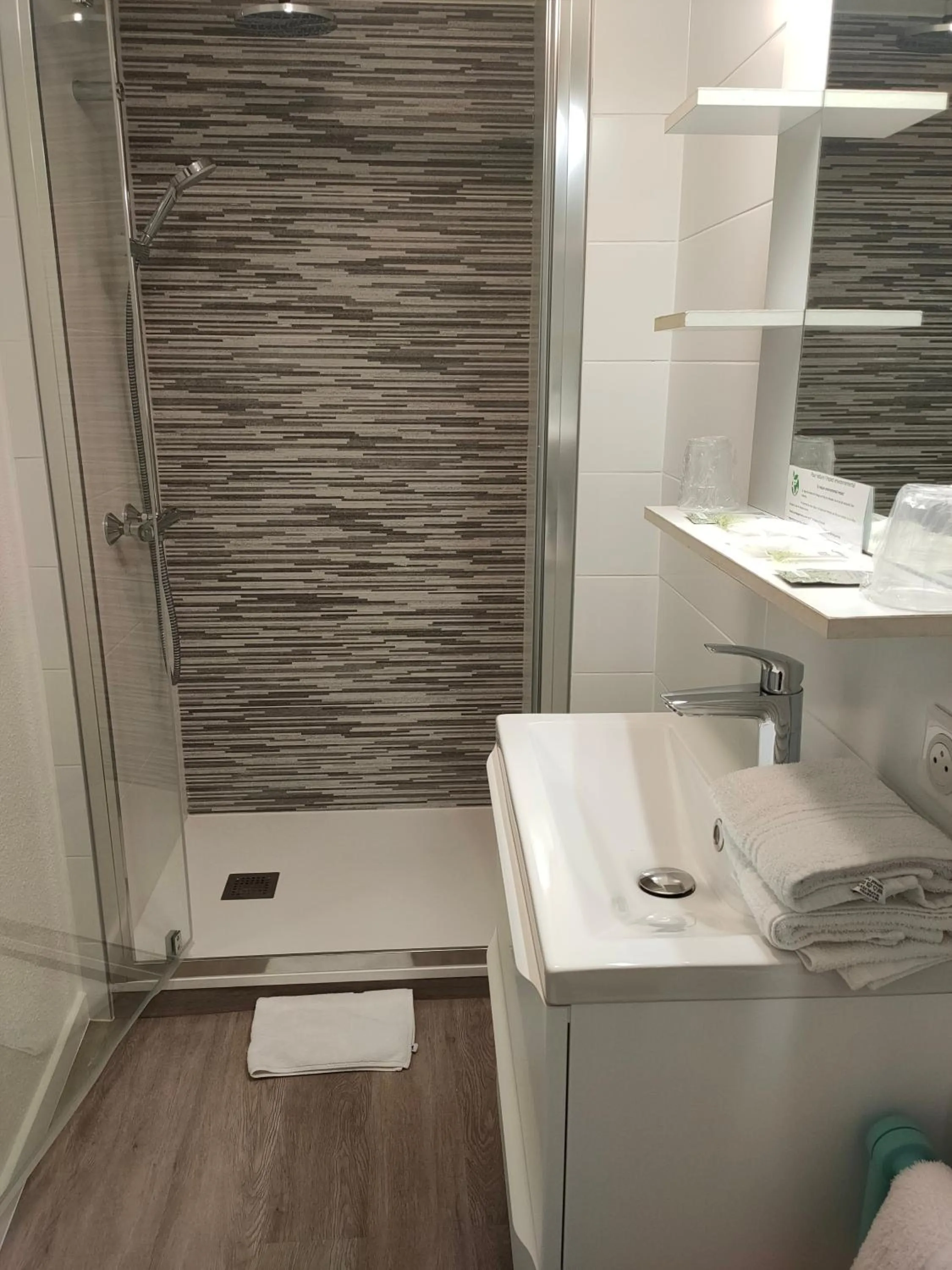 Shower in Hôtel de la Grotte