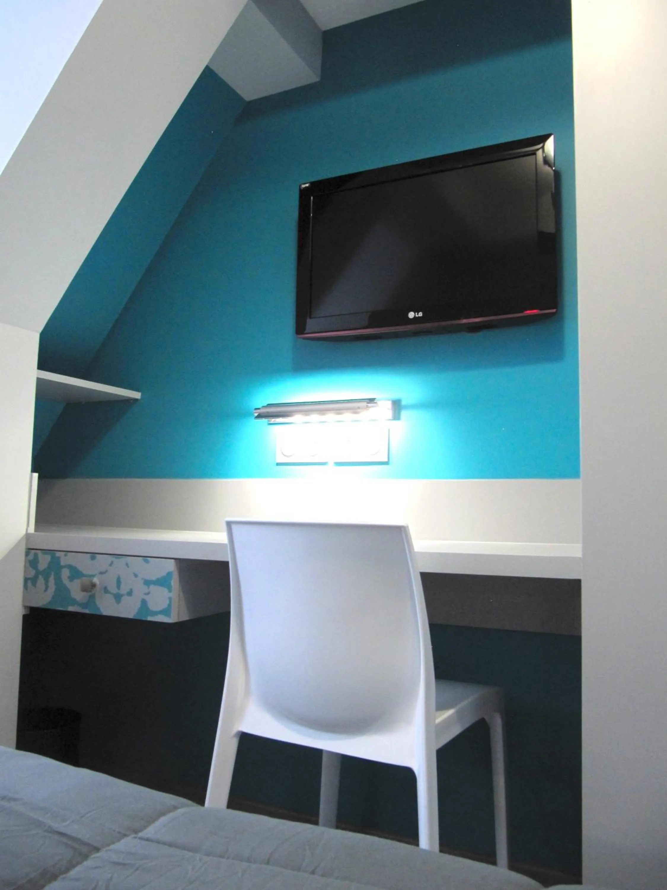 TV and multimedia in Hôtel de la Grotte