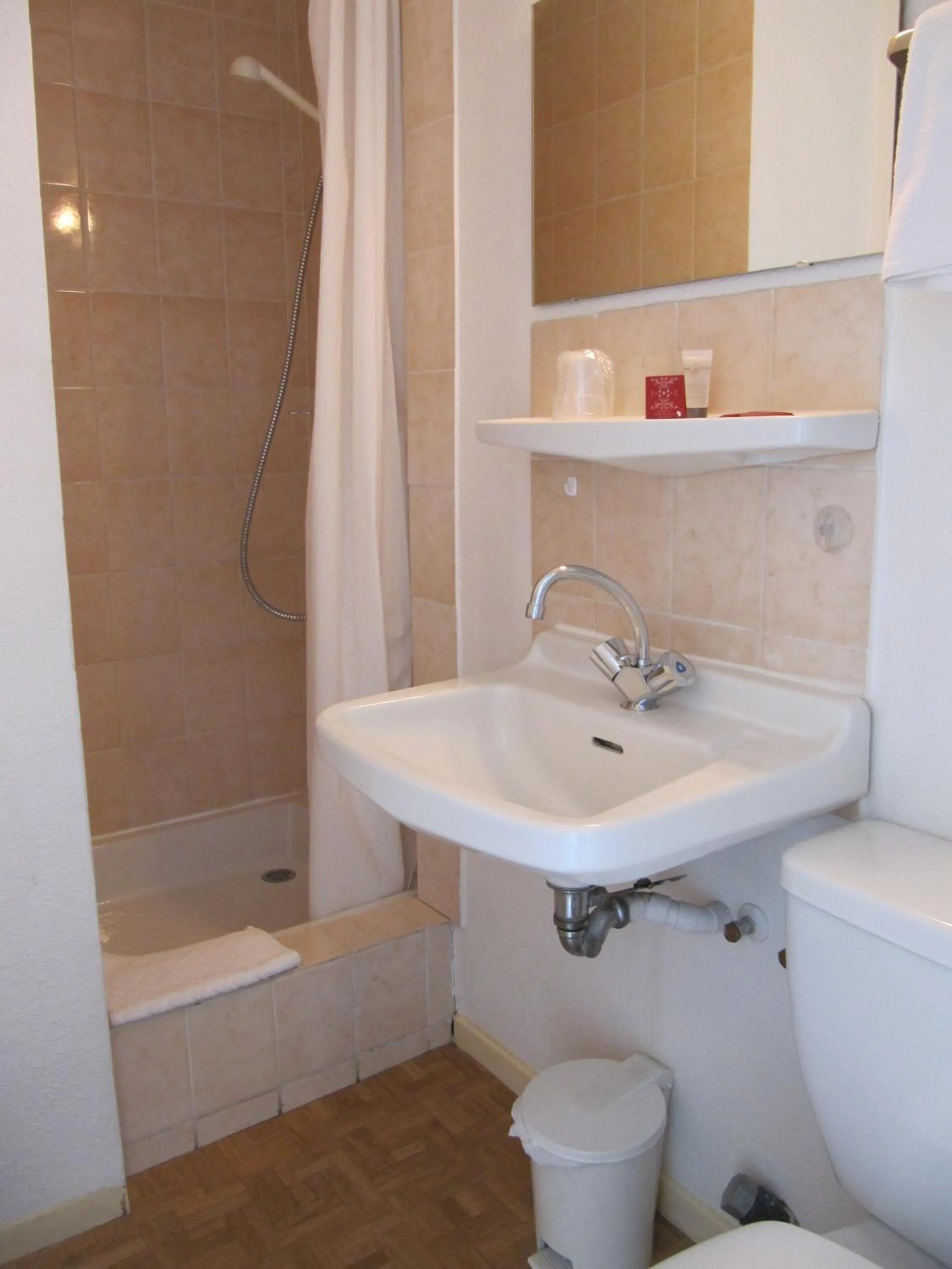 Shower in Hôtel de la Grotte