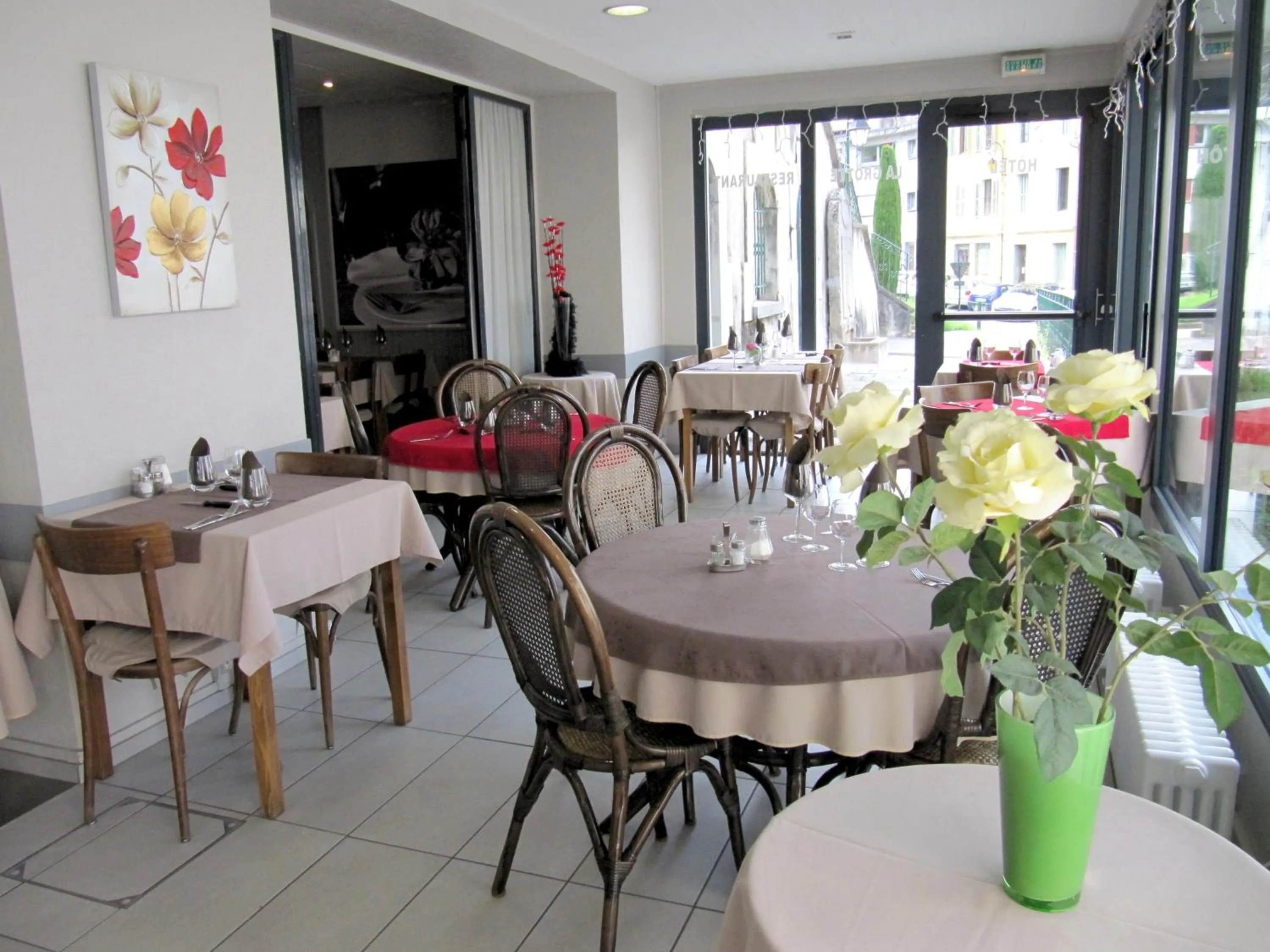 Restaurant/places to eat in Hôtel de la Grotte