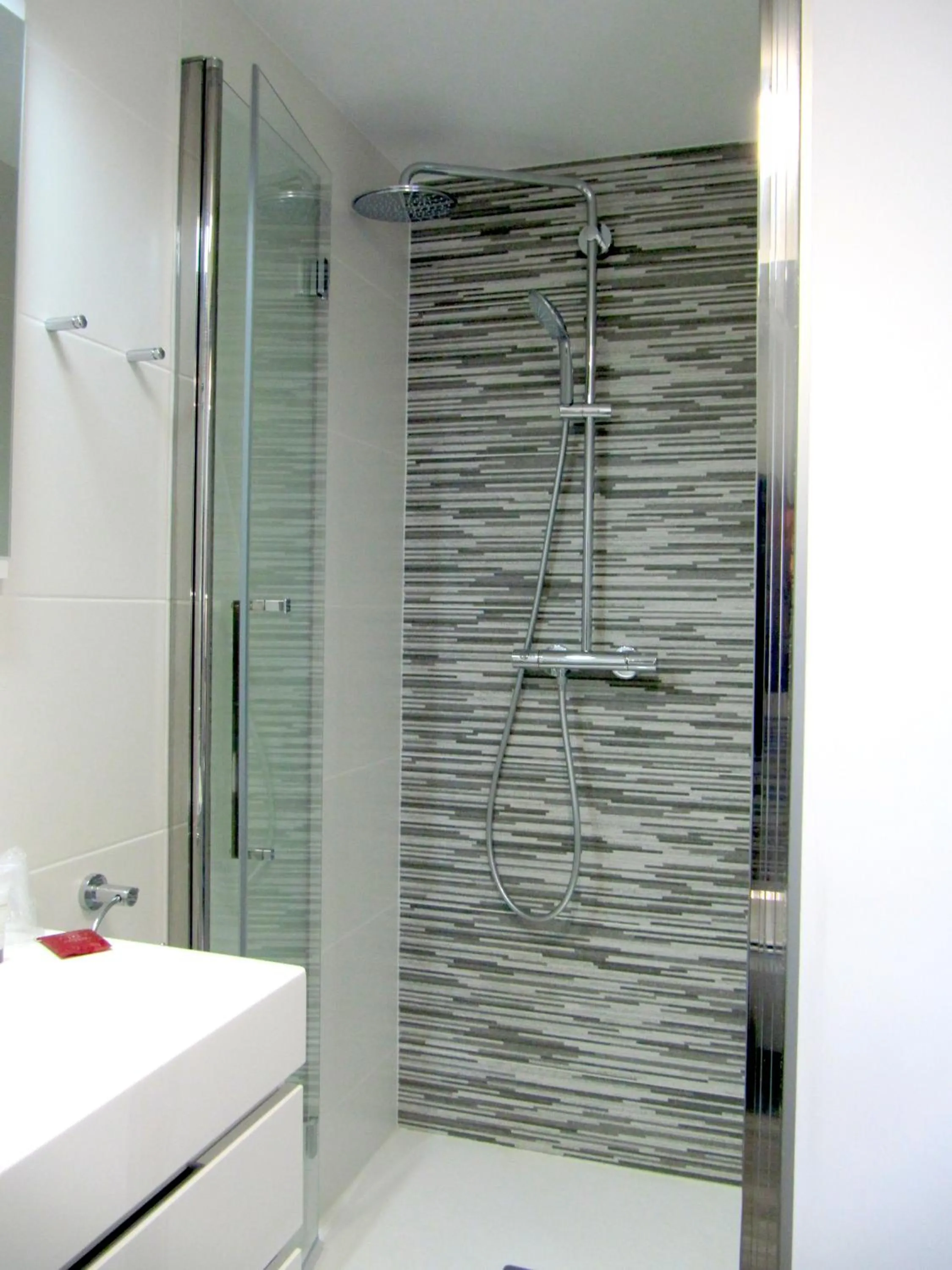Shower in Hôtel de la Grotte