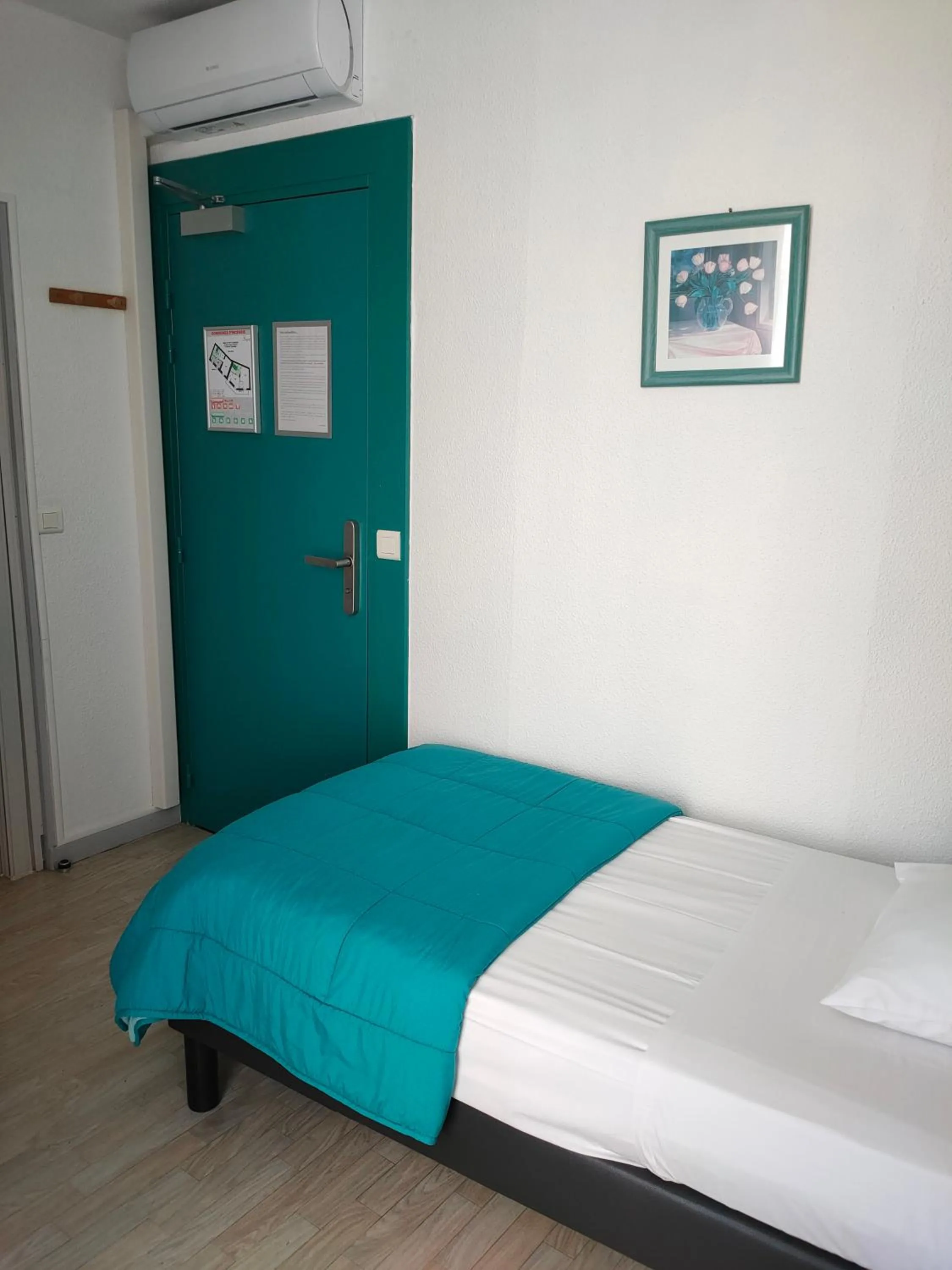 Photo of the whole room, Bed in Hôtel de la Grotte