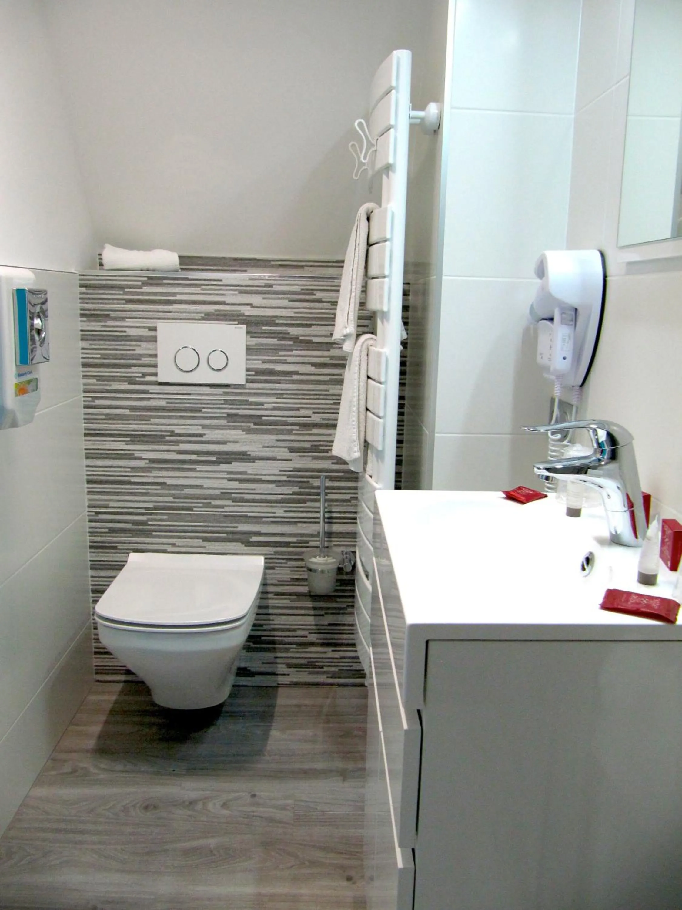 Bathroom in Hôtel de la Grotte