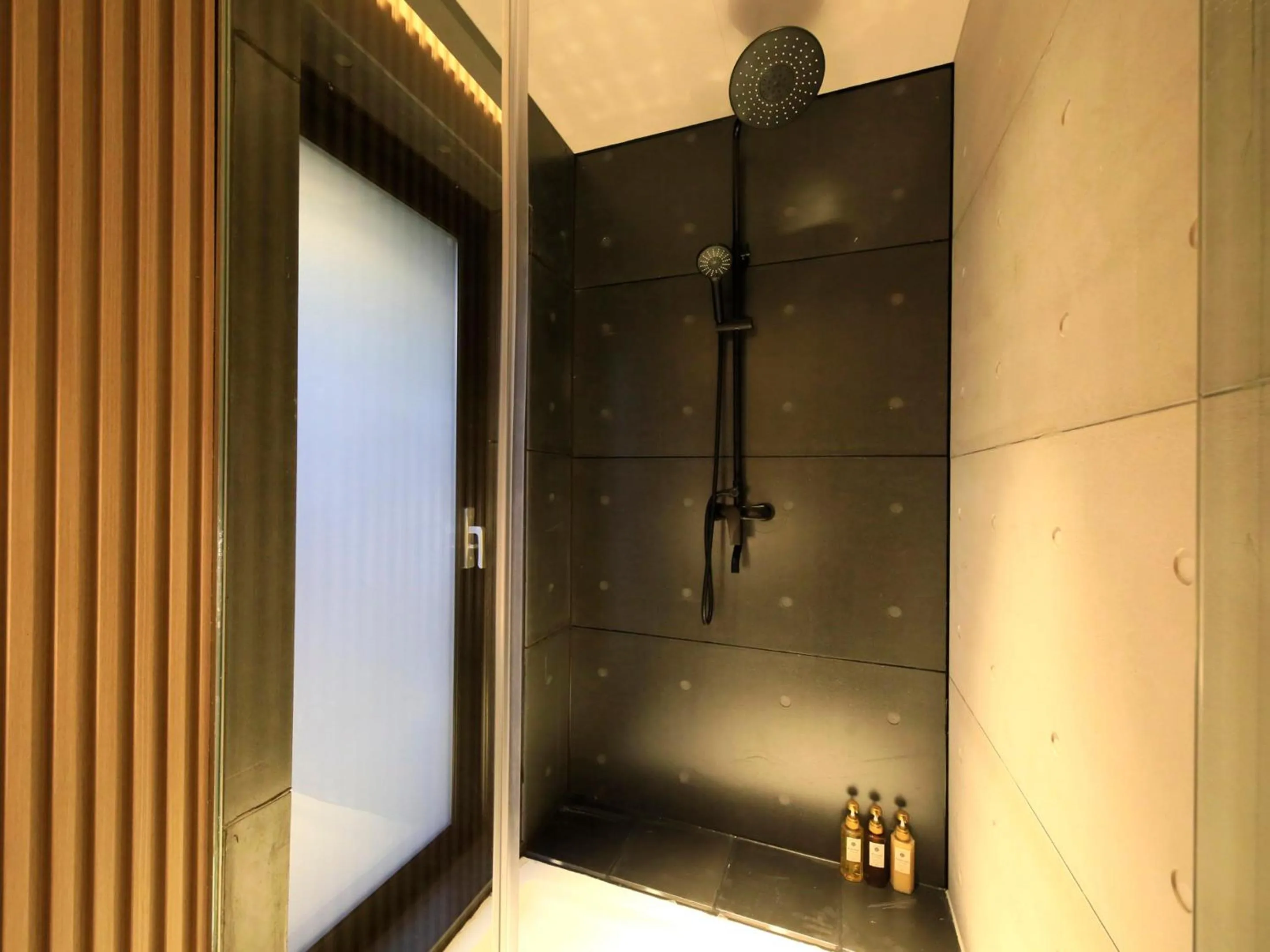 Shower in SPRINGS VILLAGE 足柄 丹沢温泉リゾート＆グランピング