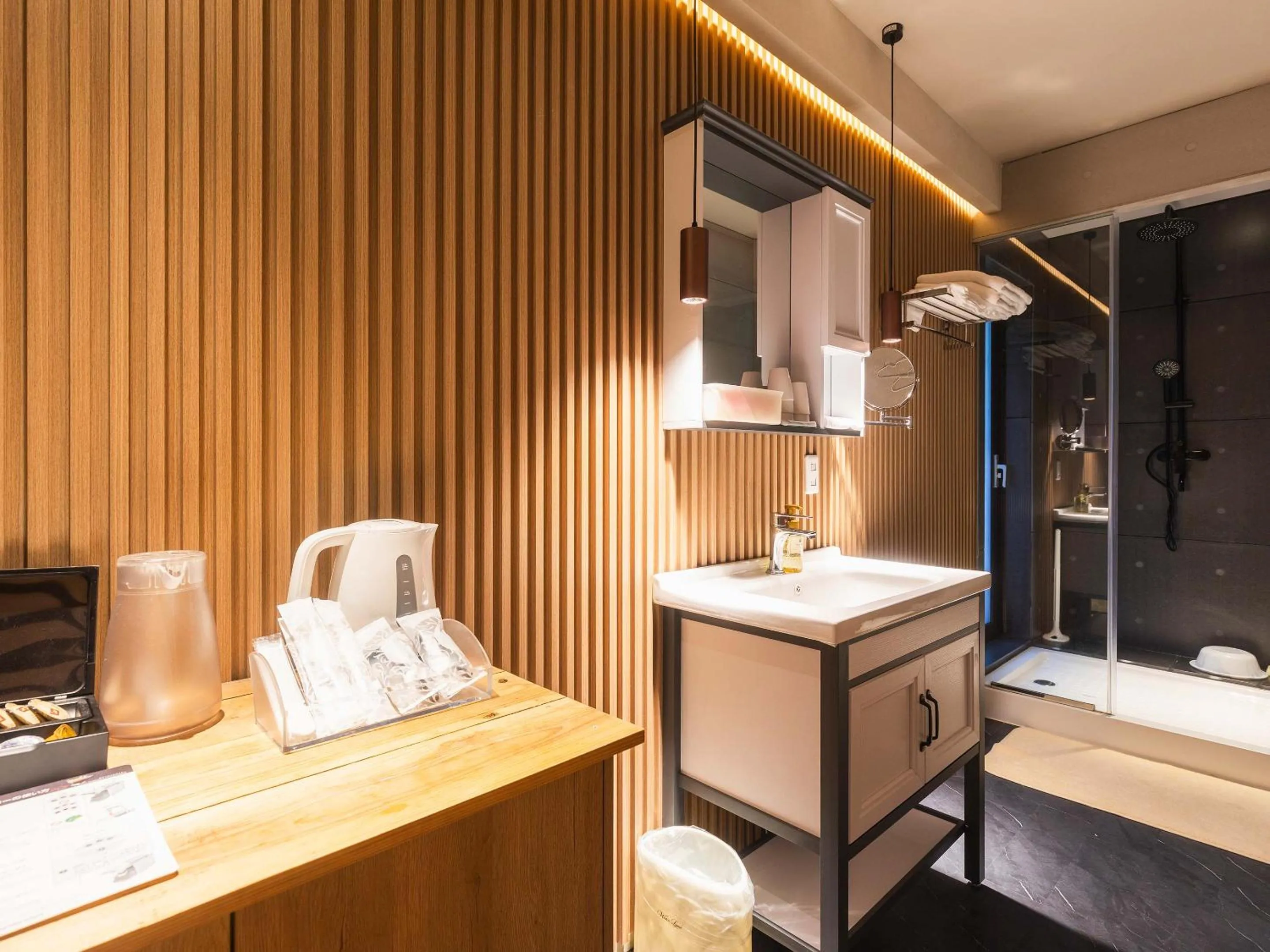 Coffee/tea facilities, Bed in SPRINGS VILLAGE 足柄 丹沢温泉リゾート＆グランピング