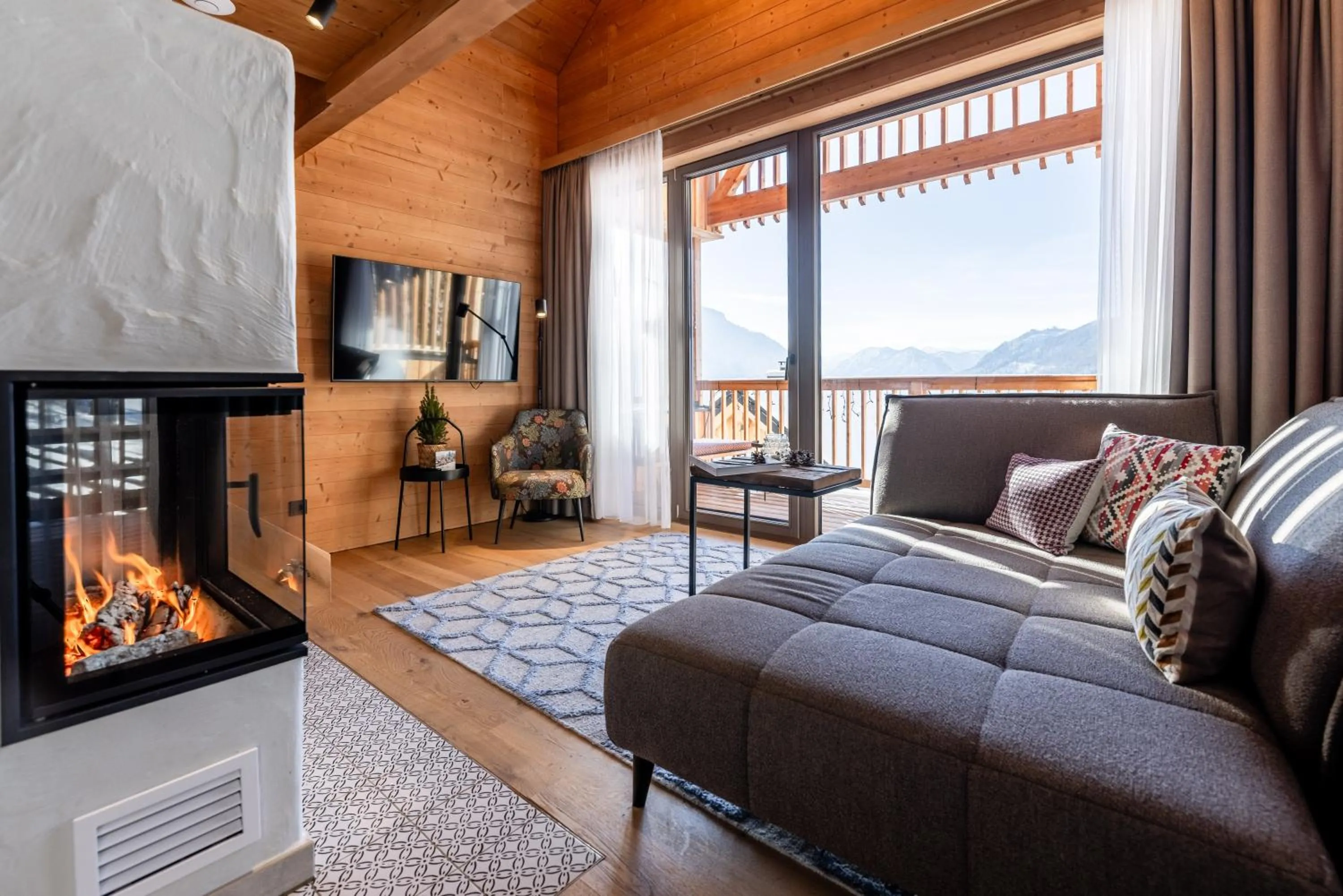 Communal lounge/ TV room in Hideaway Hotel Montestyria Chalets & Suiten