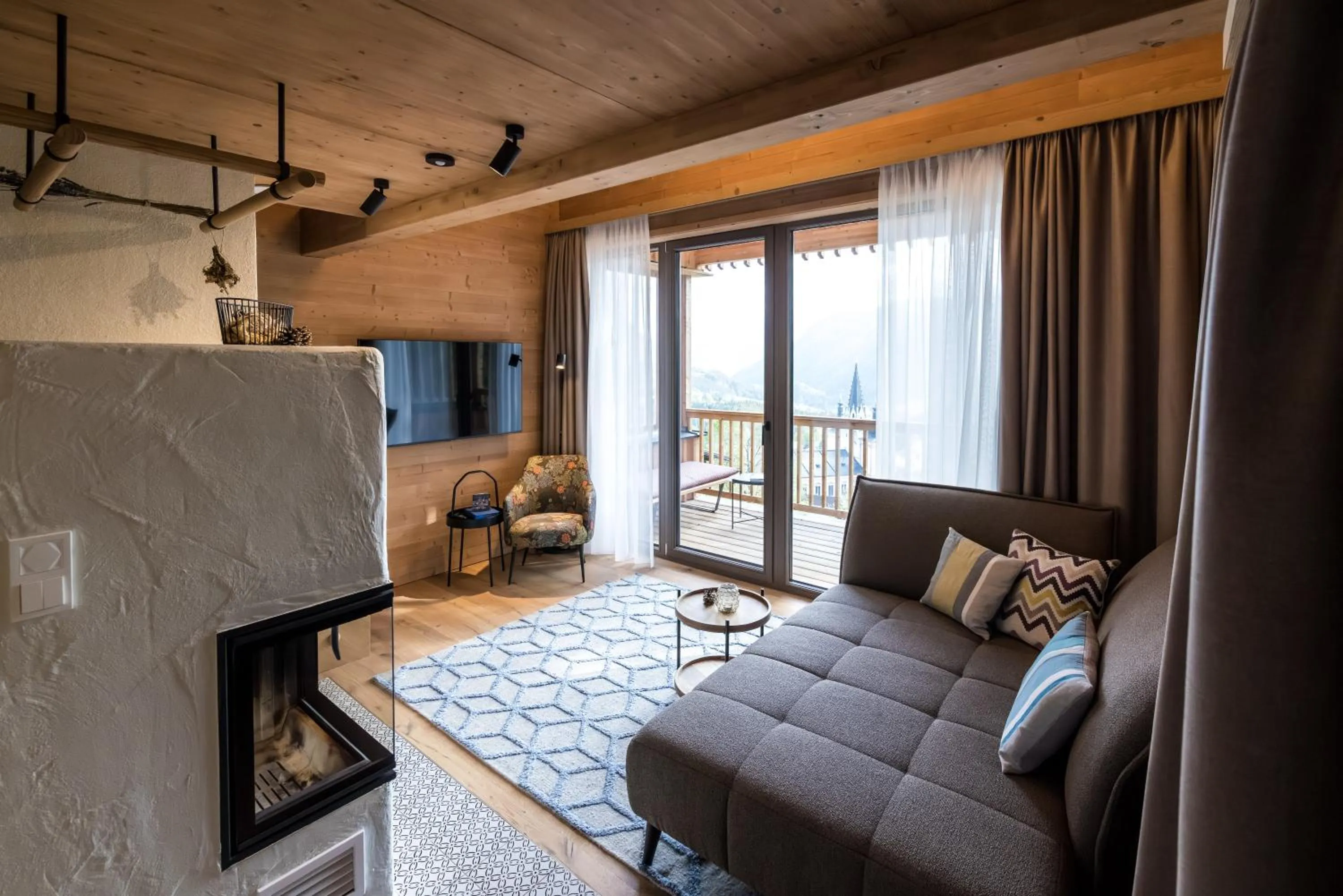 Communal lounge/ TV room in Hideaway Hotel Montestyria Chalets & Suiten