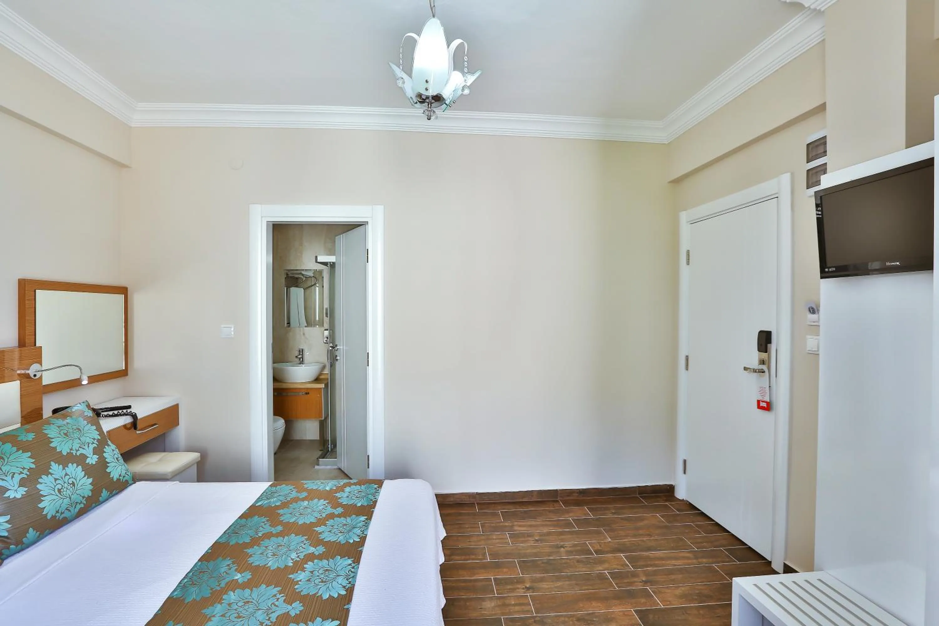 Shower, Bed in Hotel Kayahan