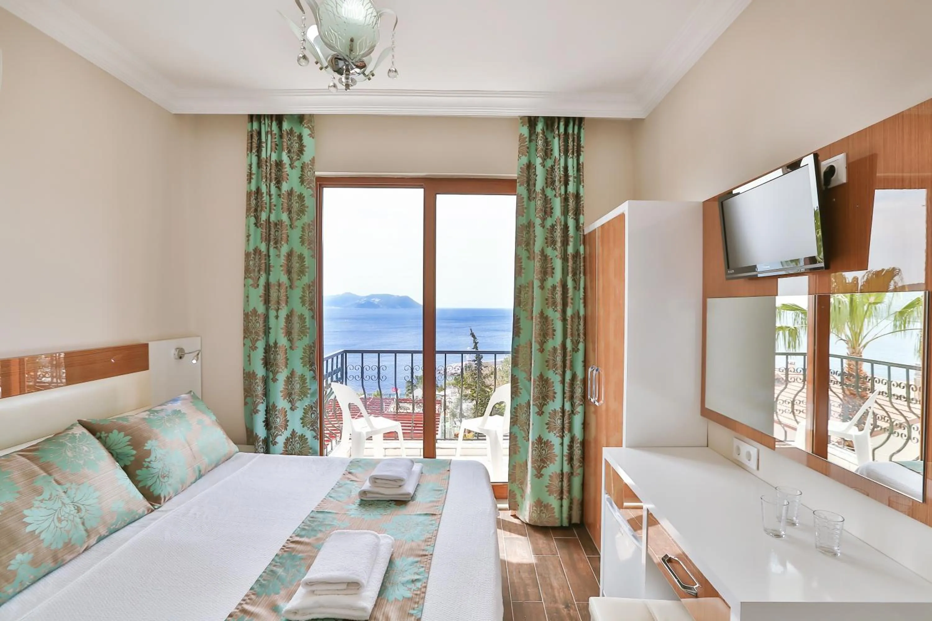 Balcony/Terrace, Bed in Hotel Kayahan